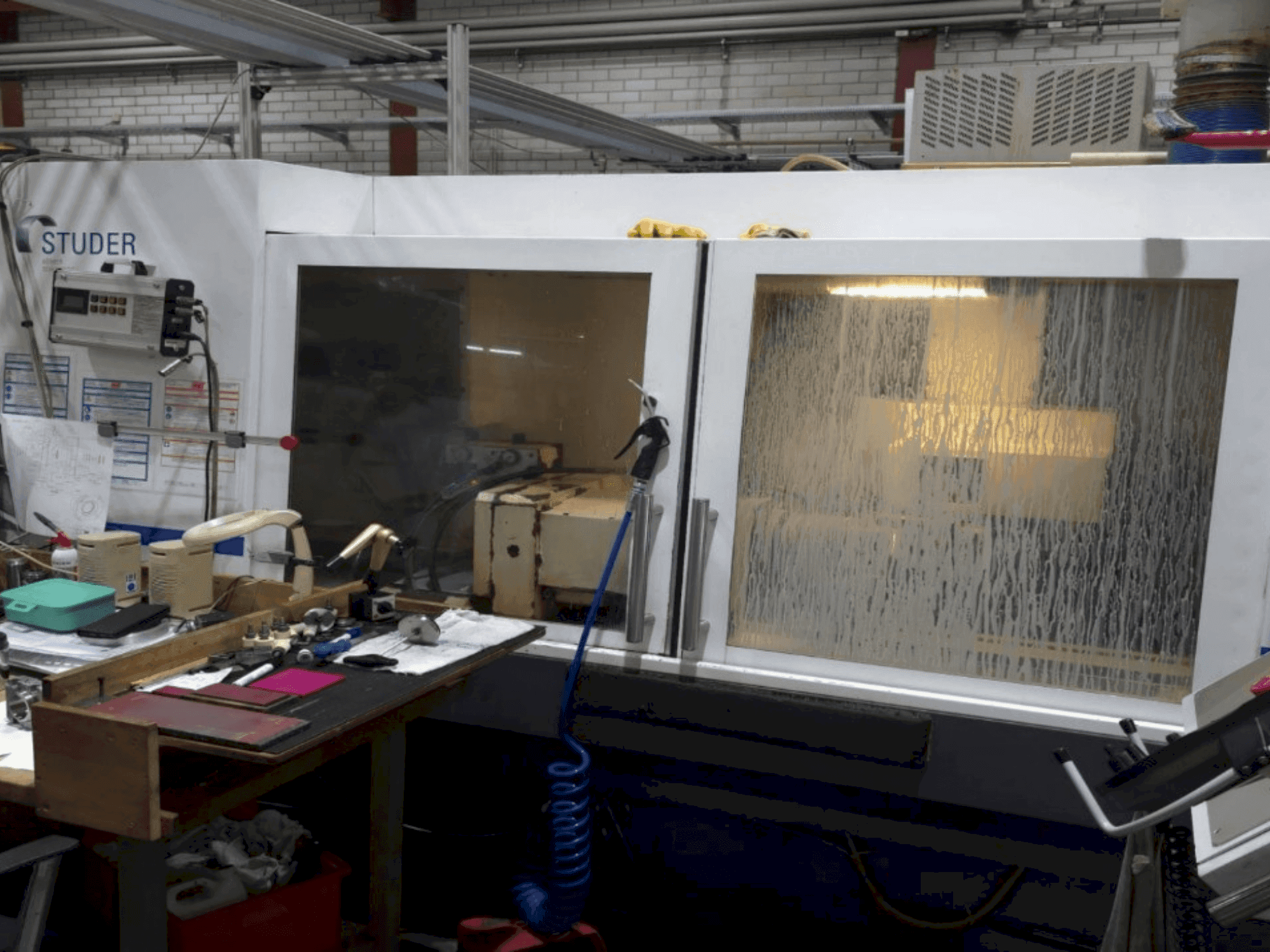 Čelní pohled na STUDER S31 stroj