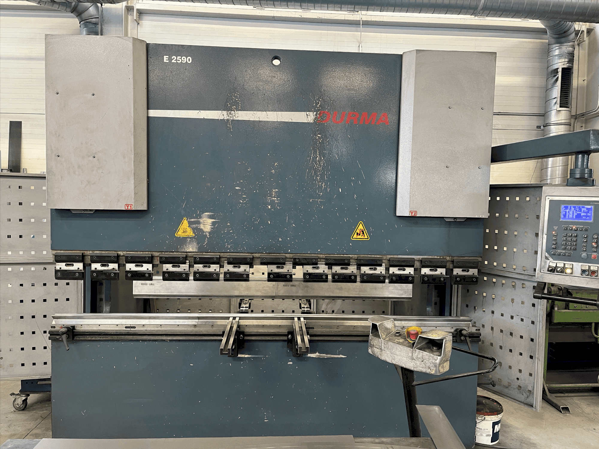 Čelní pohled na Durma E 2590 stroj