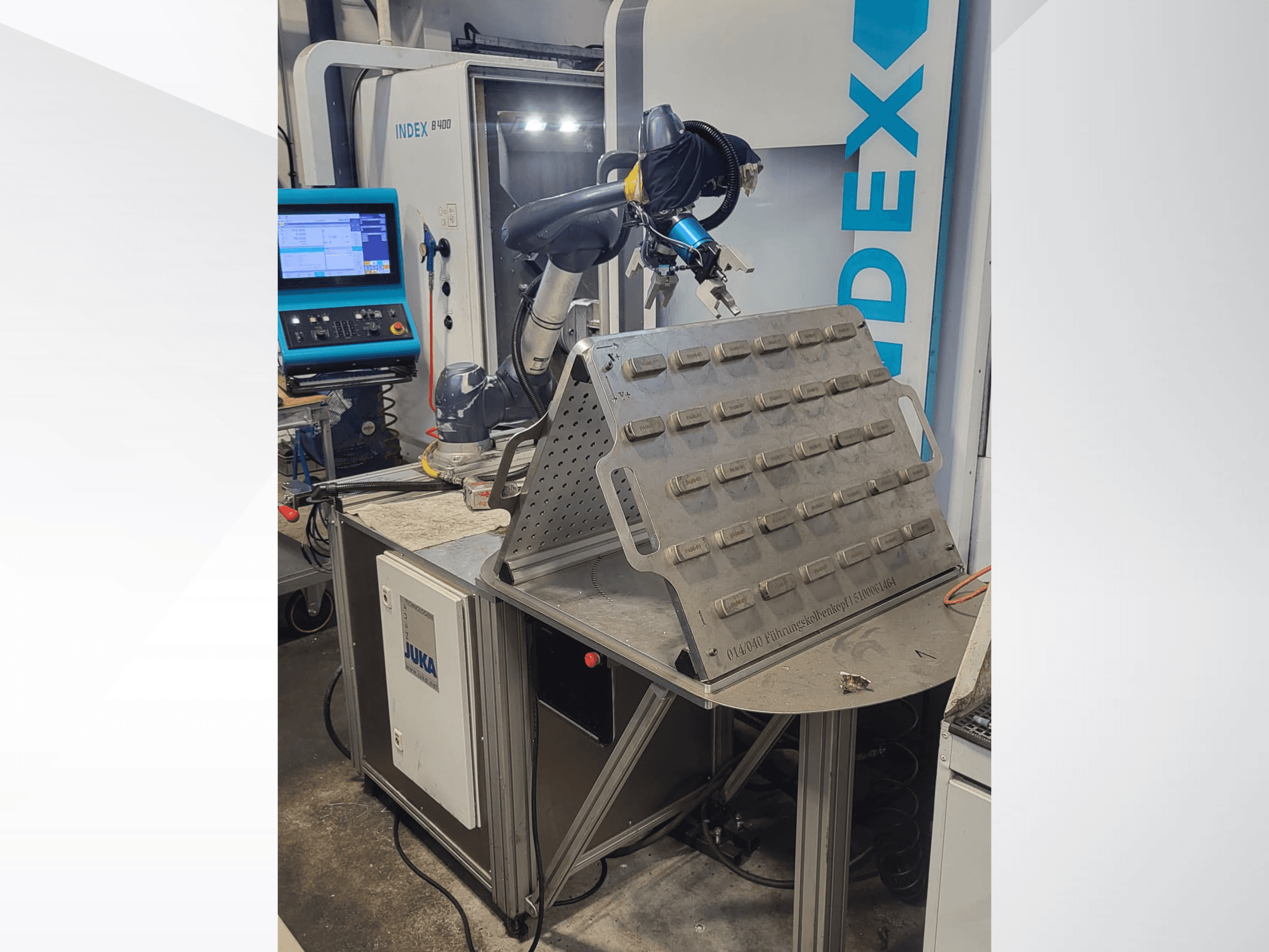 Kolaborativní robot DOOSAN M1013 z čelního pohledu, umístěný u pracovního stolu s držákem nástrojů a ovládacím panelem.