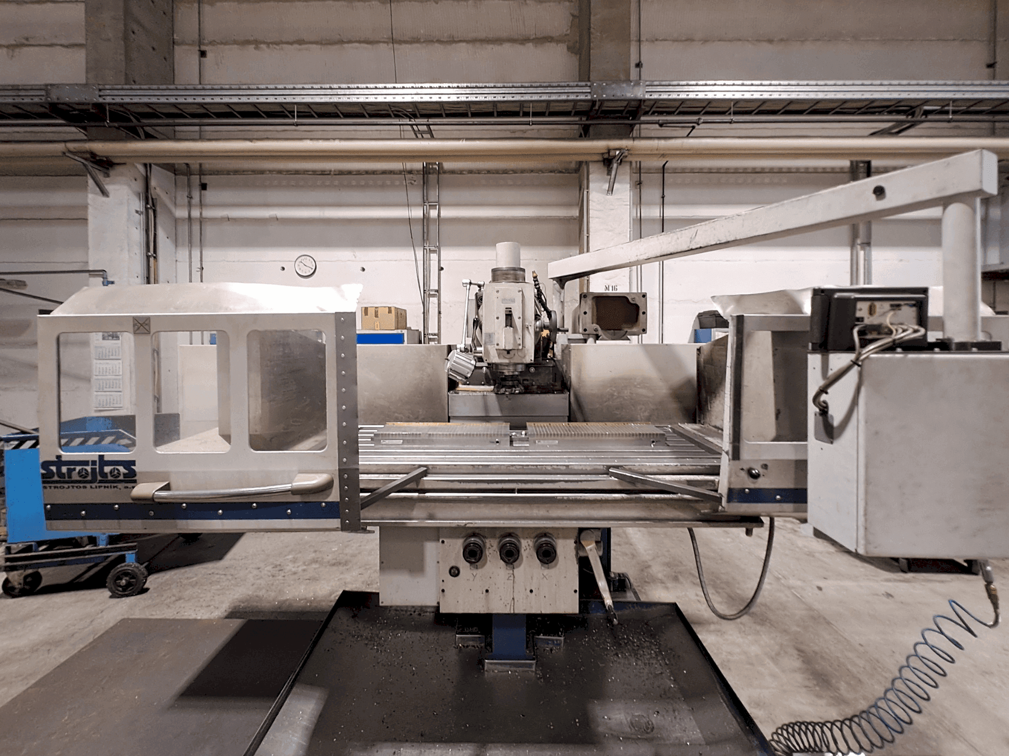 Čelní pohled na TOS FGS63T Plus stroj