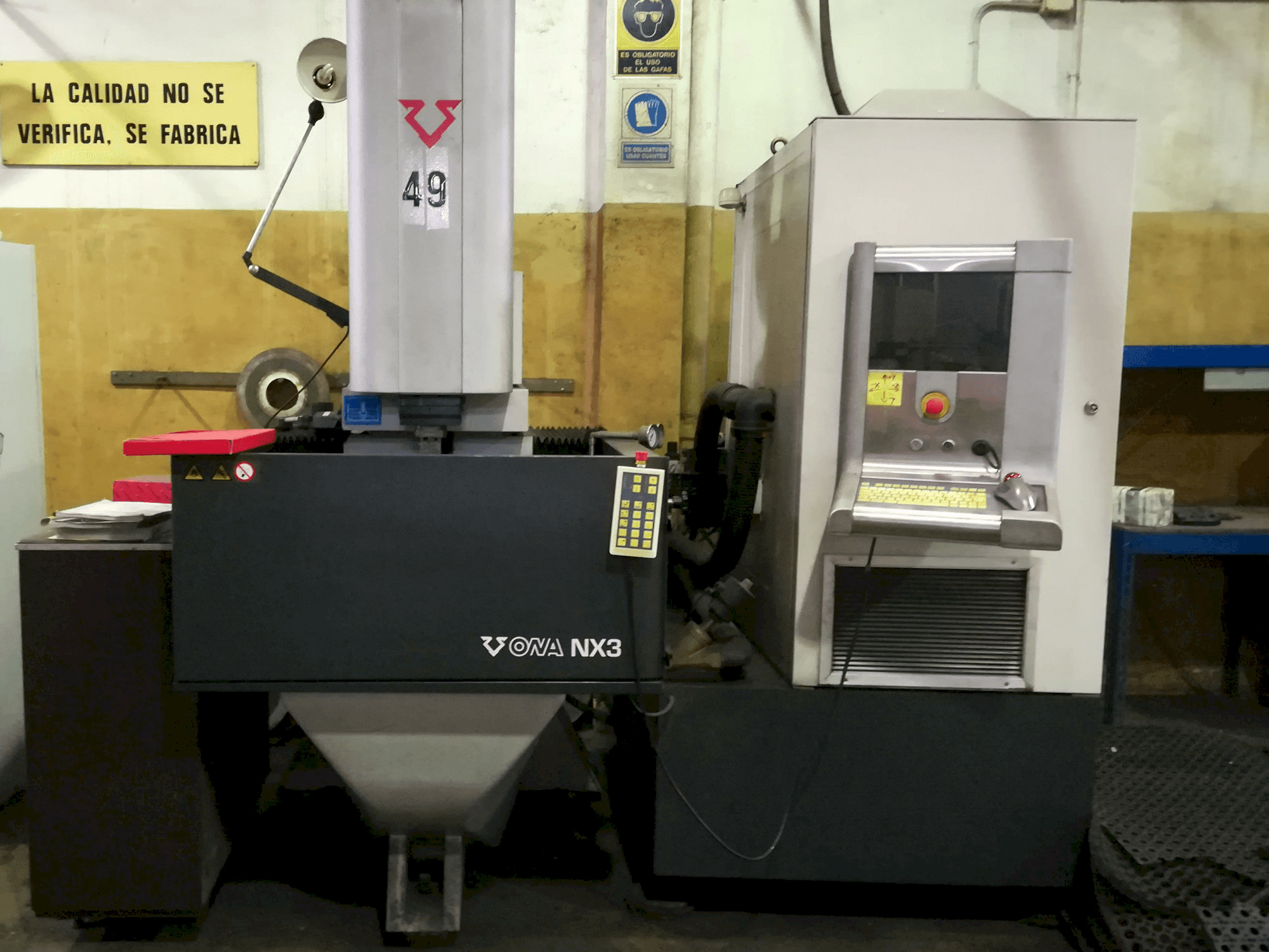 Čelní pohled na ONA NX3 stroj