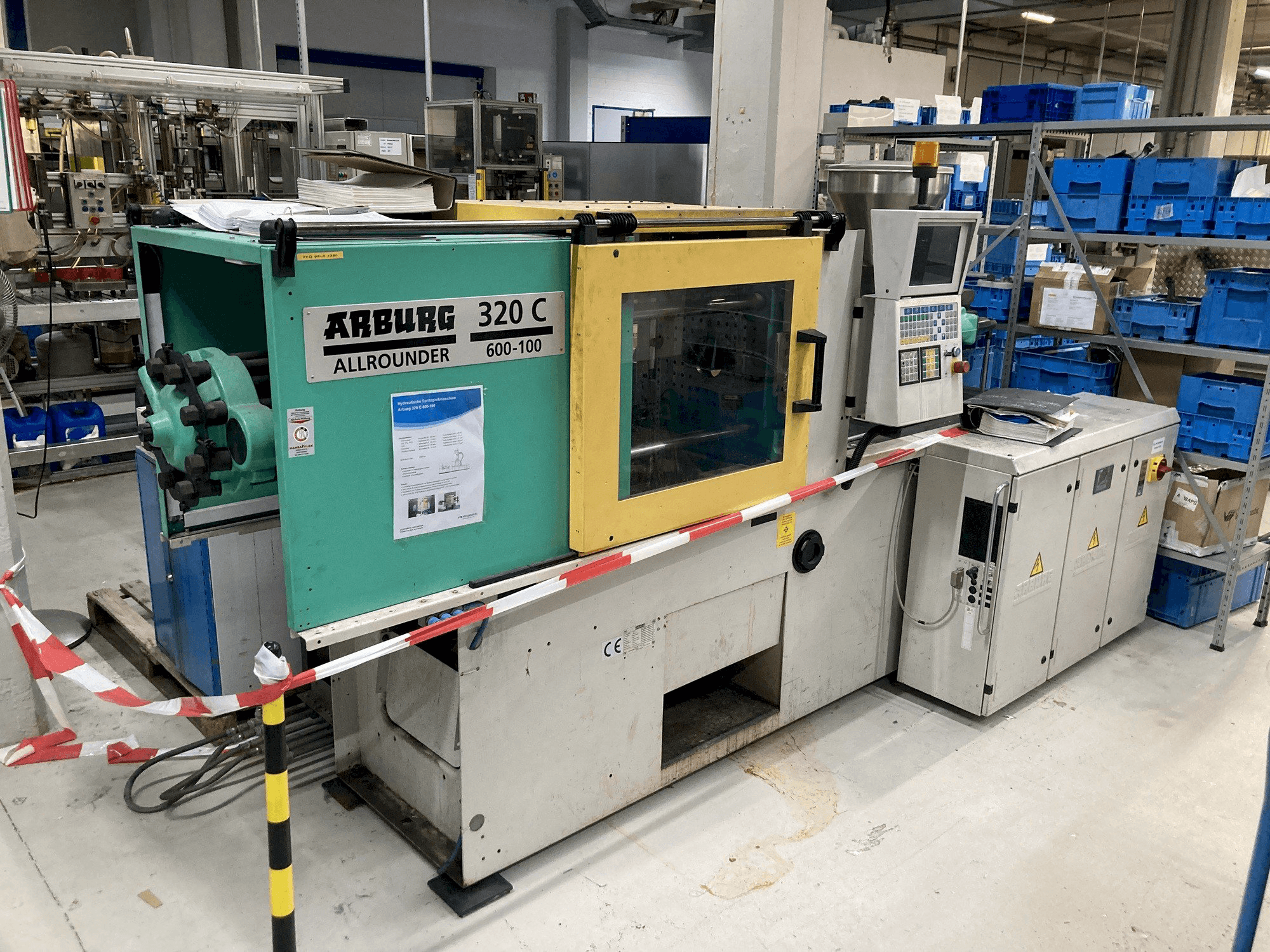 Čelní pohled na Arburg 320 C 600 stroj