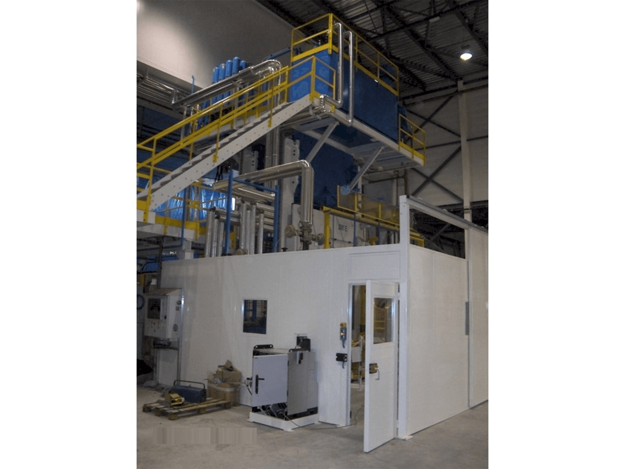 Čelní pohled na Pinette 2000 Ton stroj