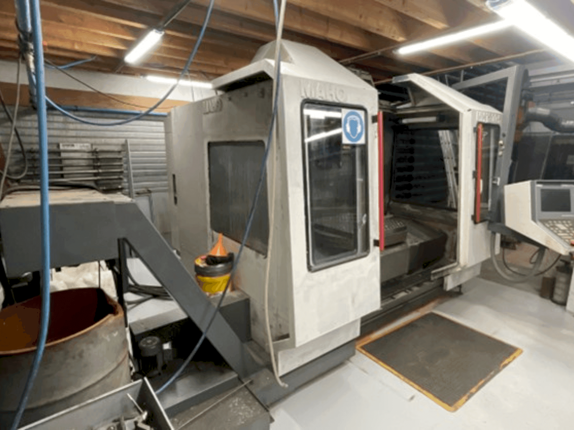 Čelní pohled na MAHO MH1200S stroj