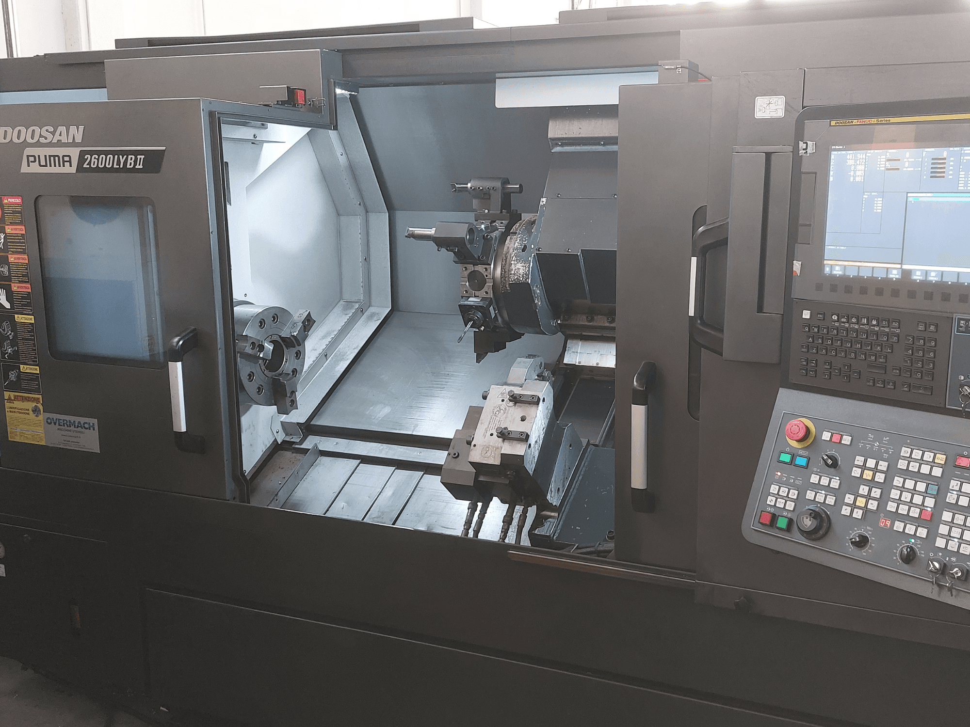 Horizontální soustruh DOOSAN Puma 2600 LYB II v čelním pohledu, ukazuje interiér se sklíčidlem, držákem nástrojů a ovládacím panelem.