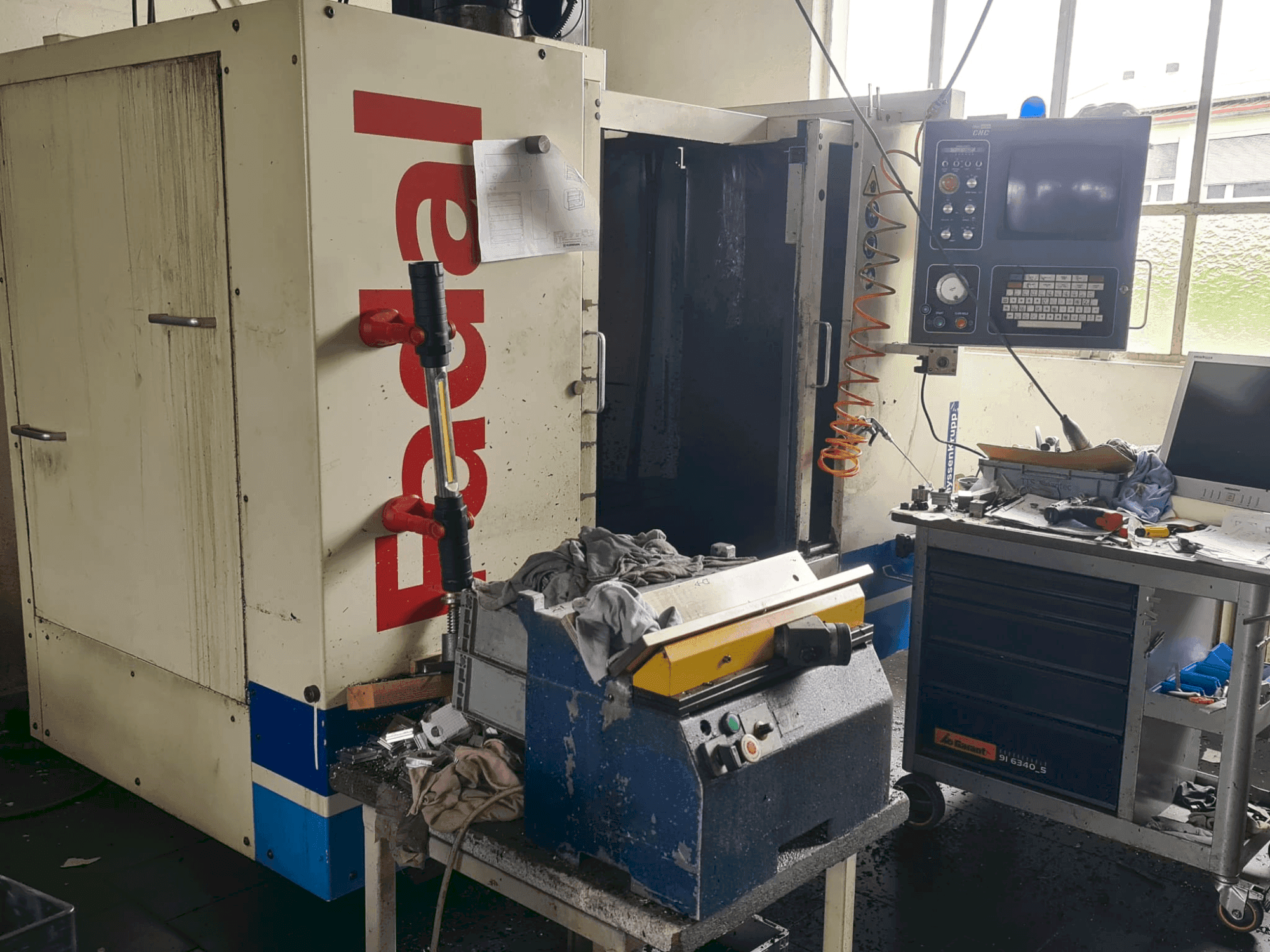 Čelní pohled na FADAL 910 stroj