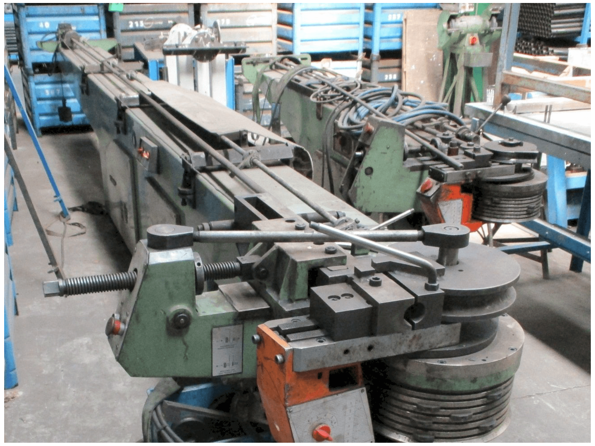 Čelní pohled na Tejero 55AHC stroj