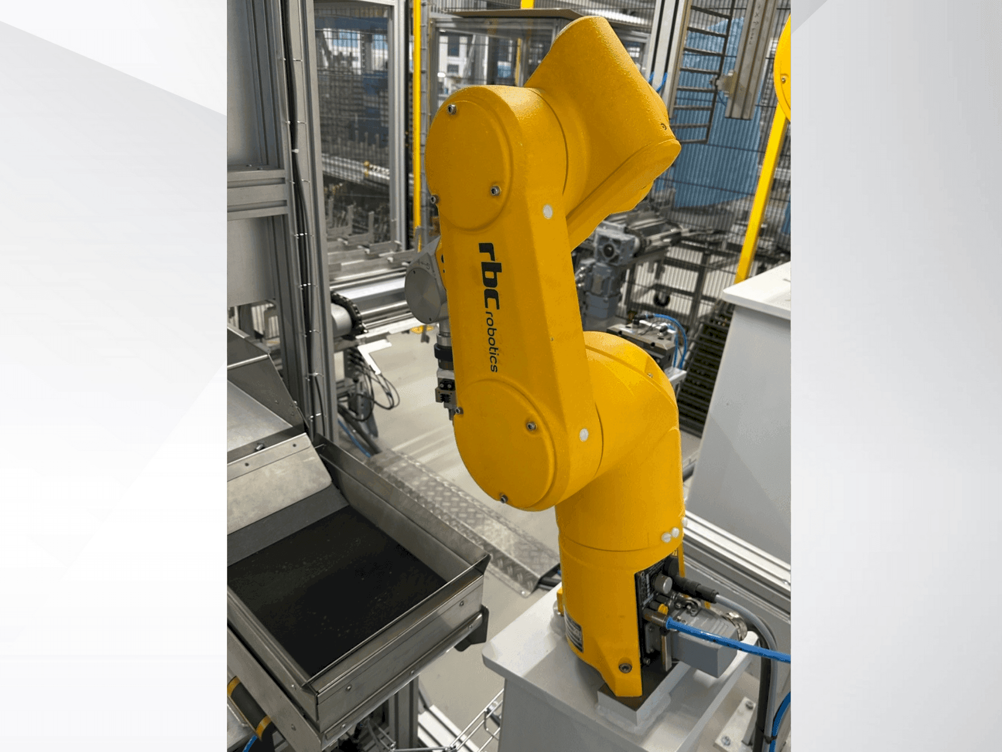 Čelní pohled na STAUBLI TX60 stroj