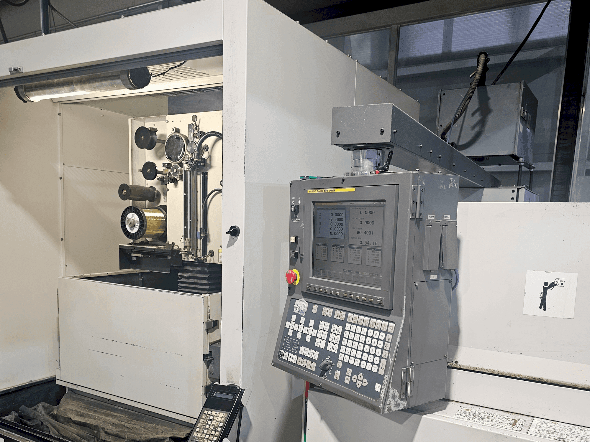 Čelní pohled na FANUC alpha 1iC stroj