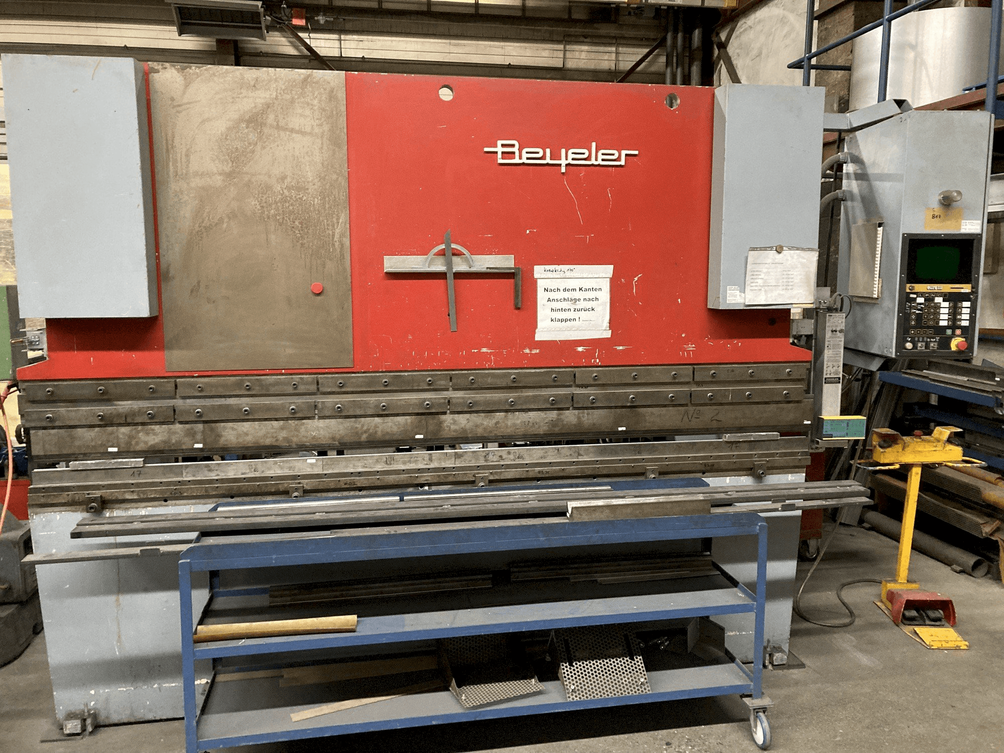 Čelní pohled na BEYELER M3 stroj