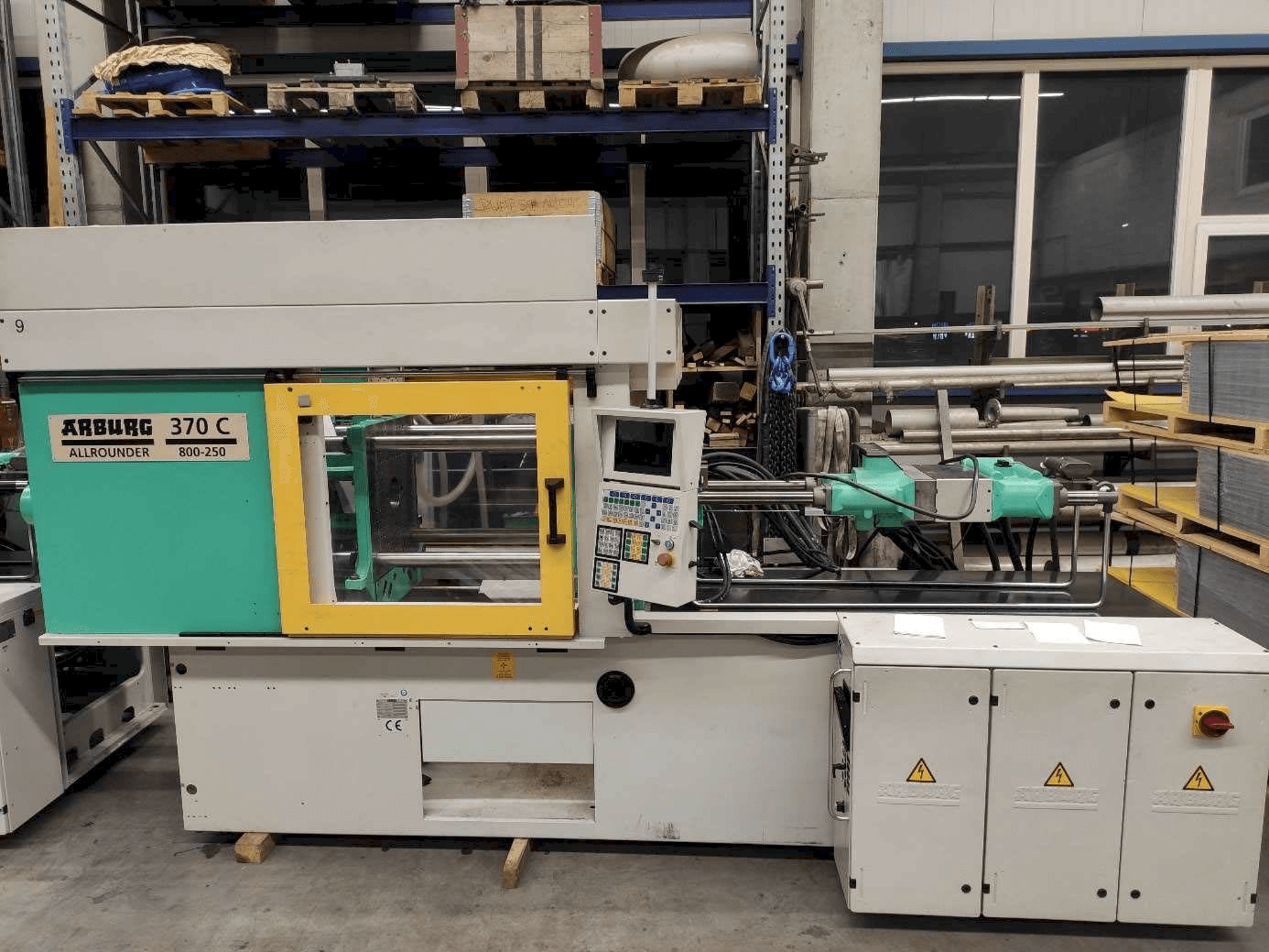 Čelní pohled na Arburg 370C-800-250 stroj