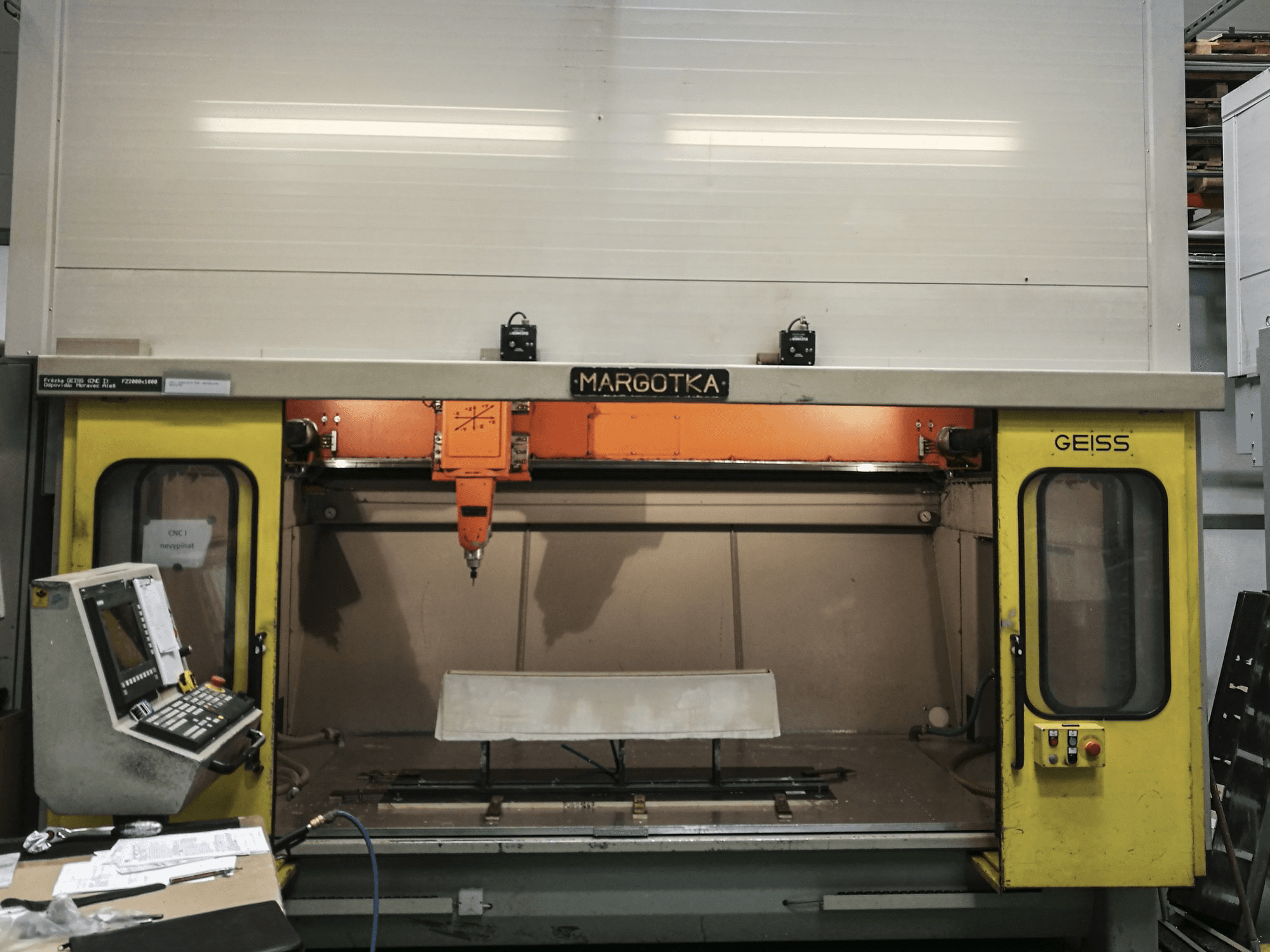 Čelní pohled na GEISS FZ 2000x1000 stroj