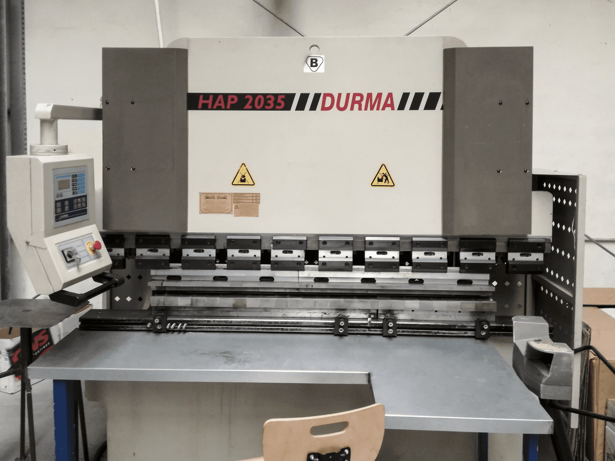 Čelní pohled na Durma HAP 2035 stroj