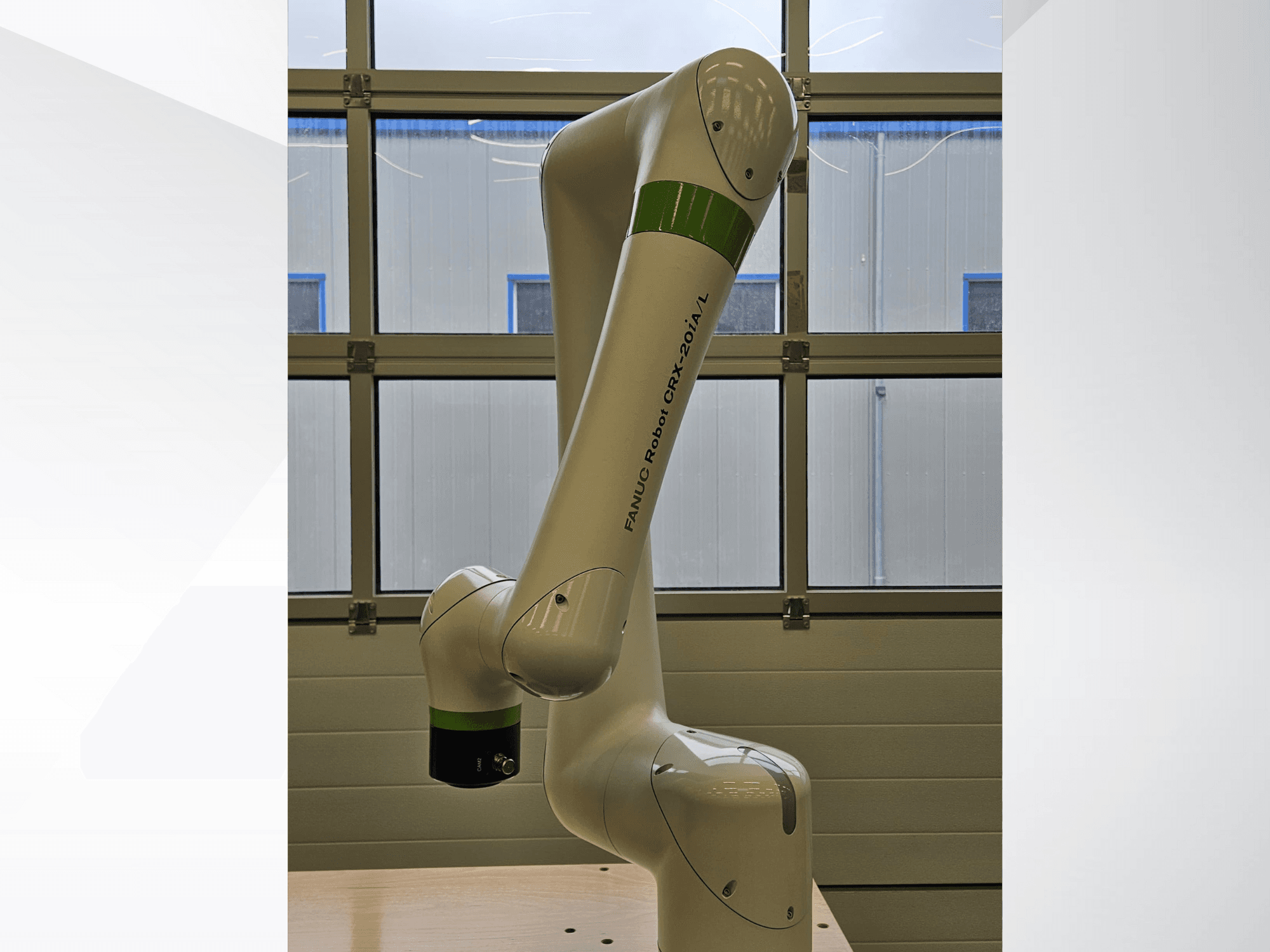 FRANKA ROBOT CRX-20A/L, boční pohled, kloubové rameno a zeleno-černý úchopový efektor.