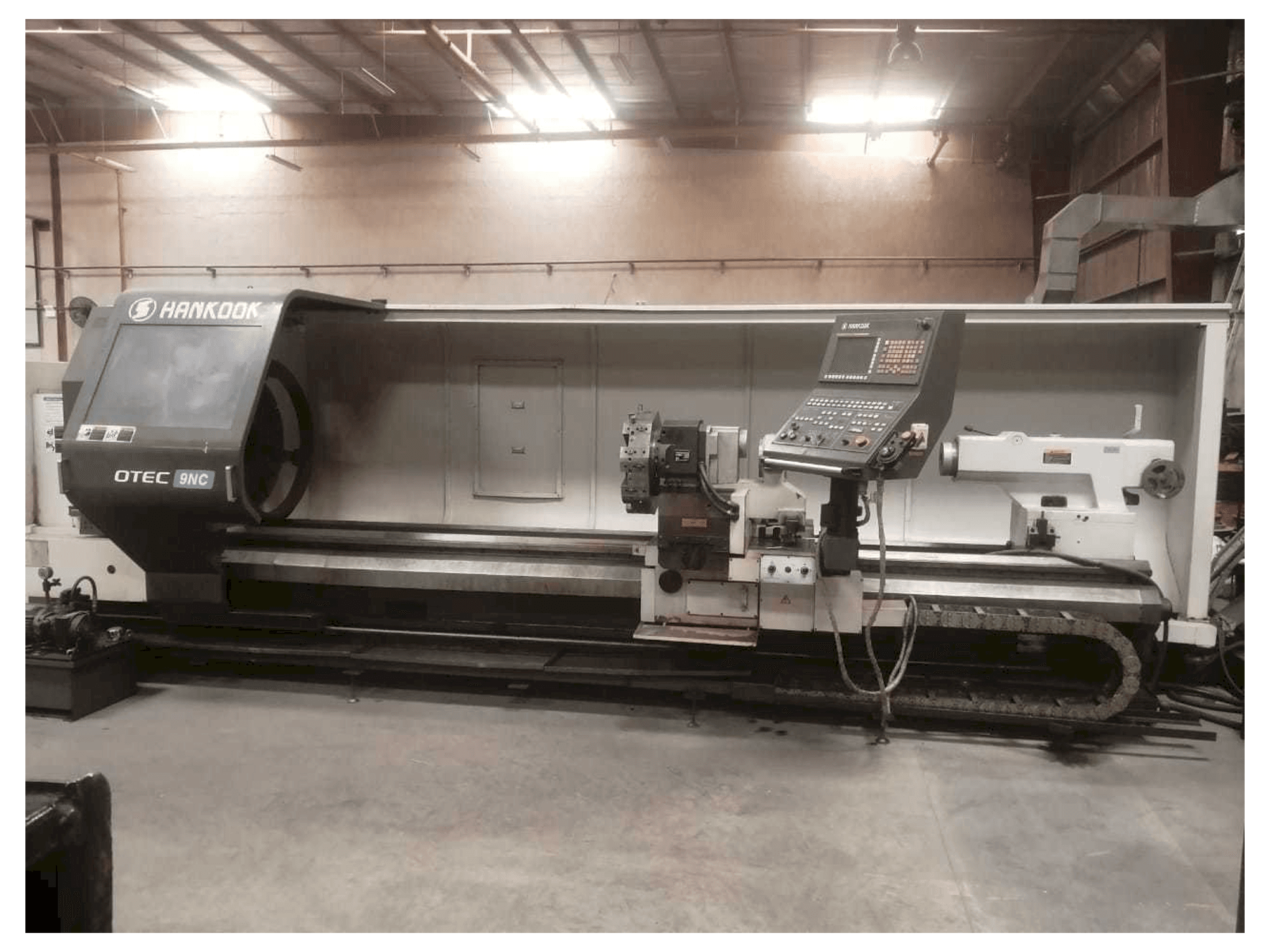 Čelní pohled na HANKOOK PROTEC-9NC stroj