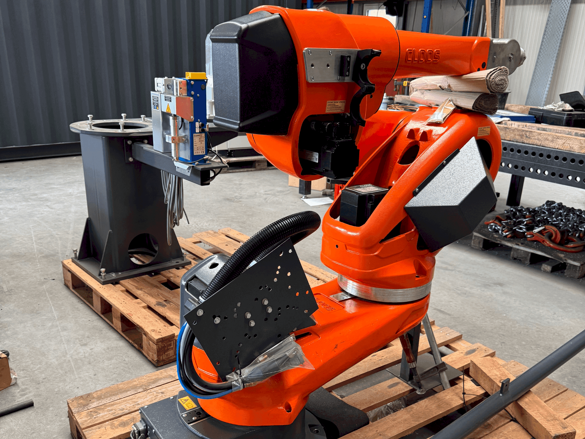 Čelní pohled na CLOOS QIROX QRC 350-E stroj