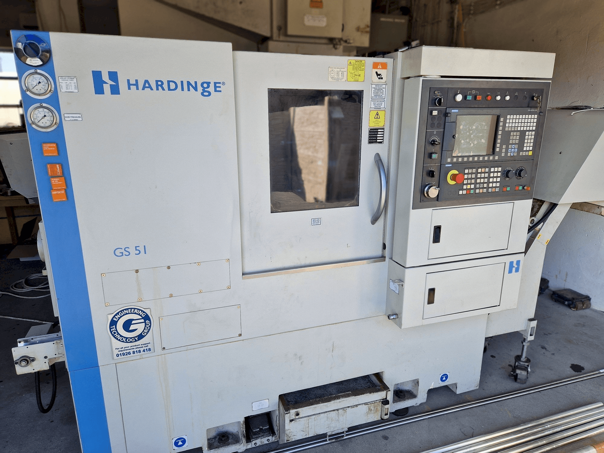 Čelní pohled na HARDINGE GS 51 V3 stroj