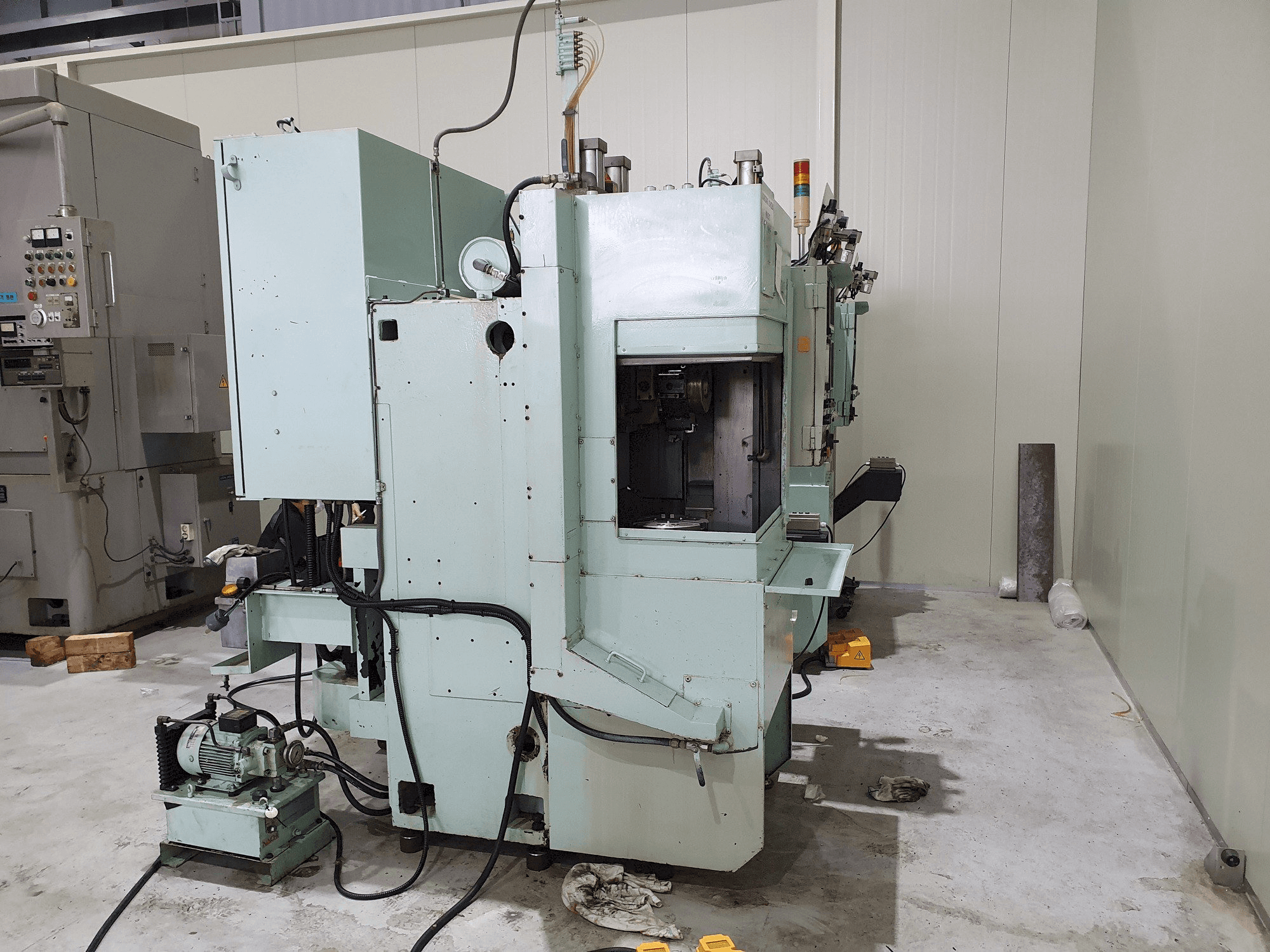 Čelní pohled na KANZAKI MV5T stroj