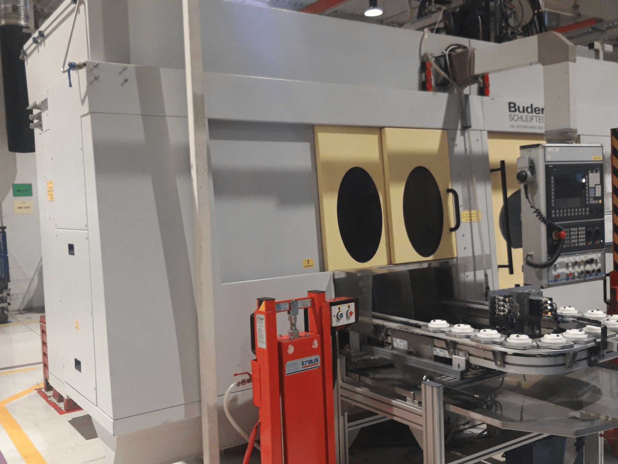 Čelní pohled na Budeurus CNC 245 + Automation stroj
