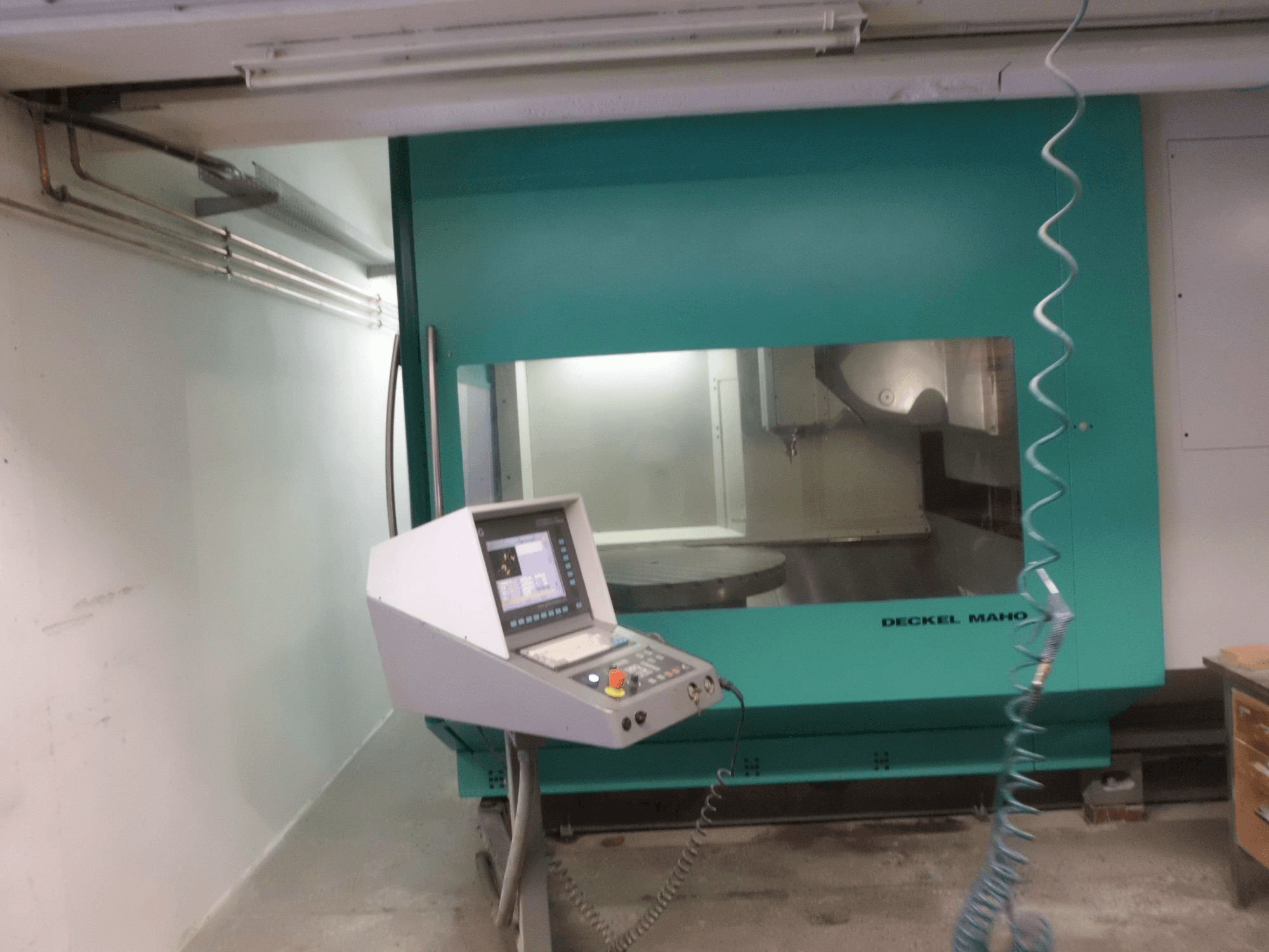 Čelní pohled na DECKEL MAHO DMU 125 P stroj