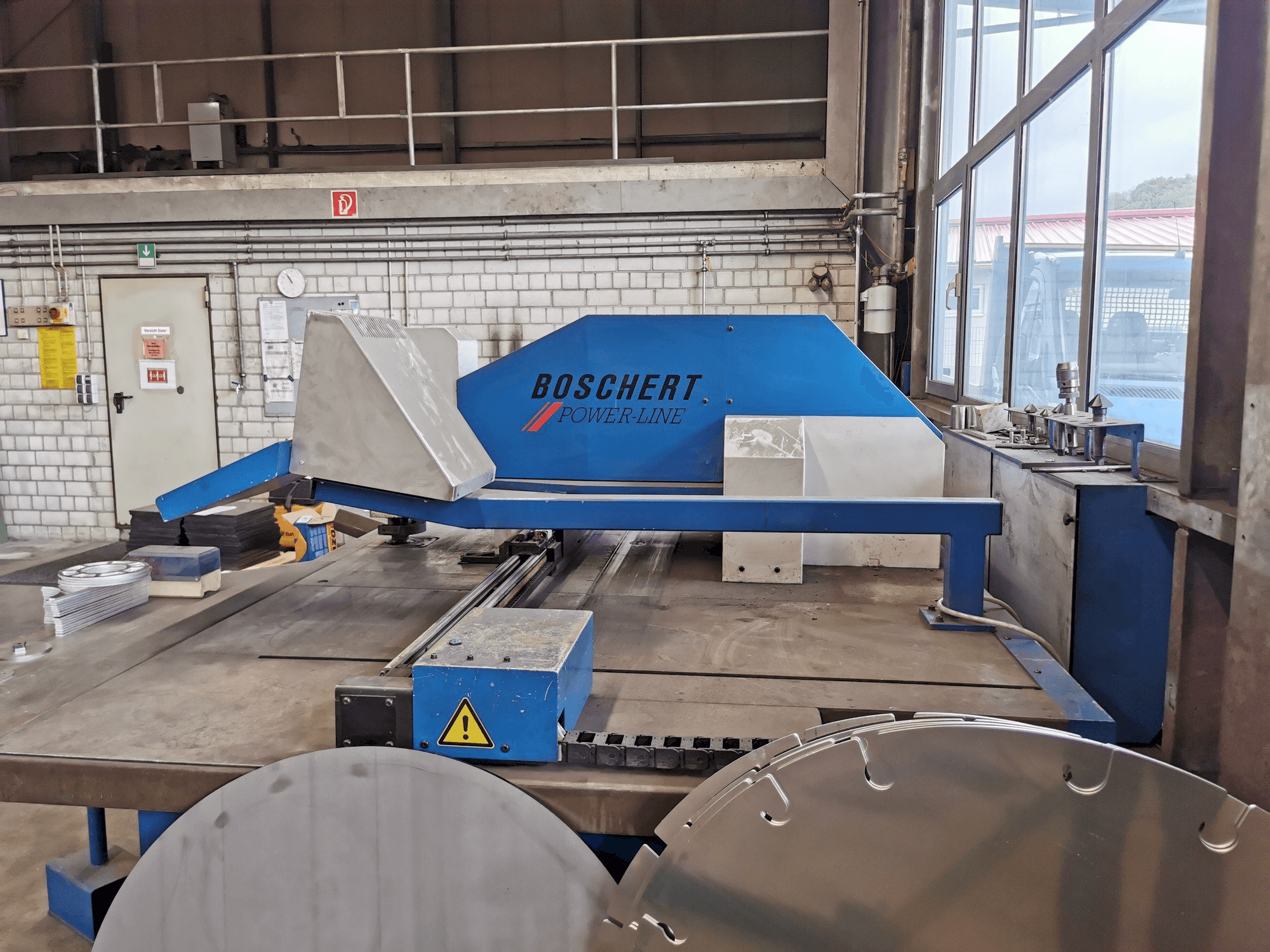 Čelní pohled na BOSCHERT PL 150 CNC Z stroj