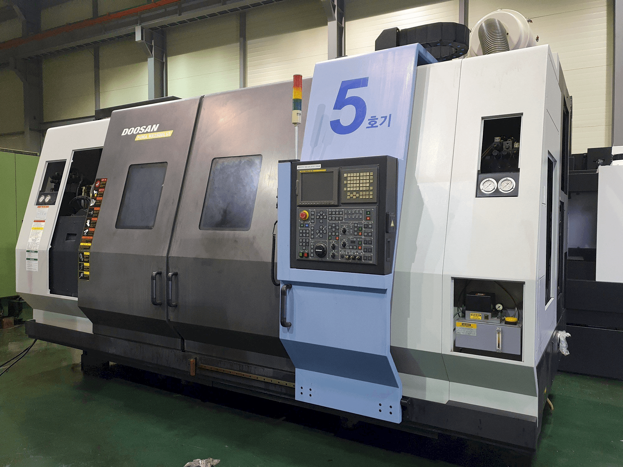 Čelní pohled na Doosan Puma MX2500LST stroj