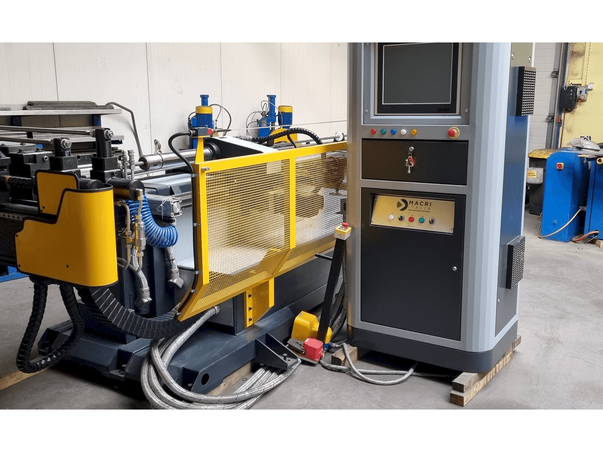 Čelní pohled na MACRI ITALIA PROVAR 6-45 U-D stroj