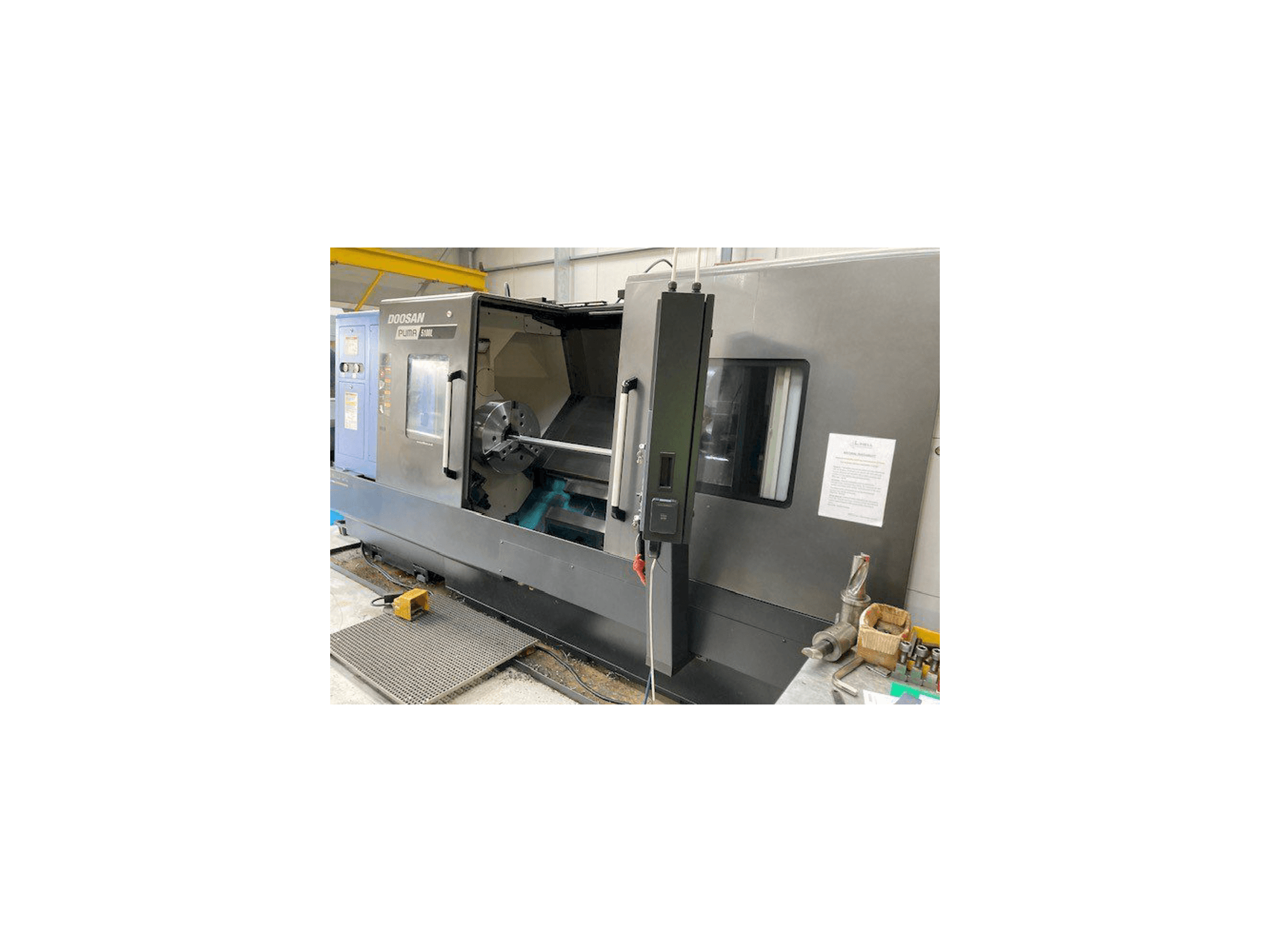 Čelní pohled na Doosan Puma 5100LB stroj