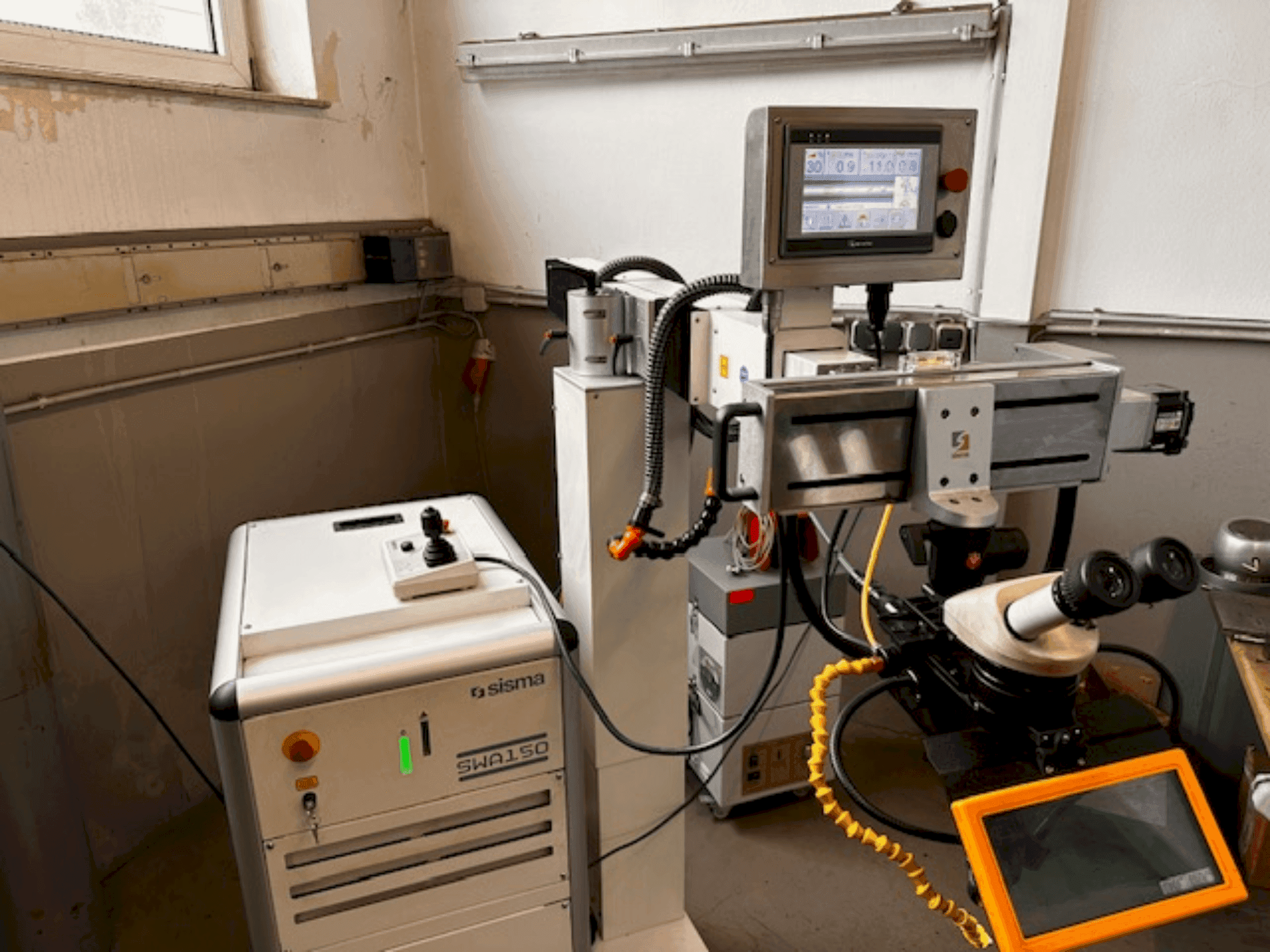 Čelní pohled na Sisma SWA 150 stroj