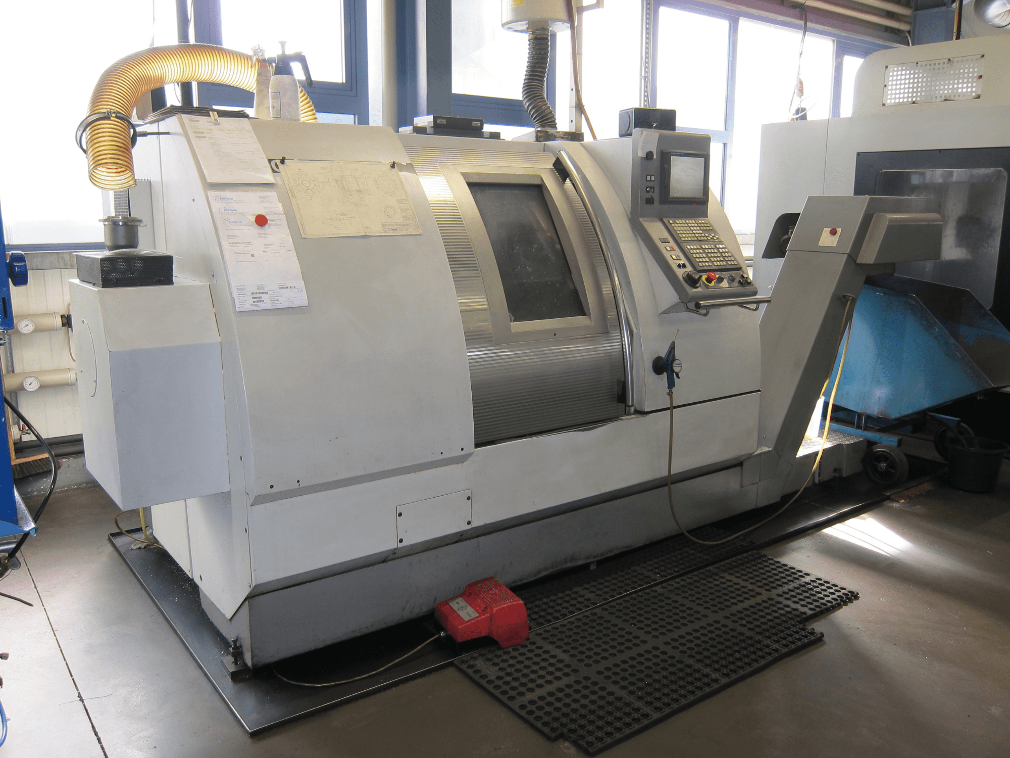 Horizontální soustruh Gildemeister CTX 400 Serie 2, boční pohled, ukázka ovládacího panelu a provozních funkcí.