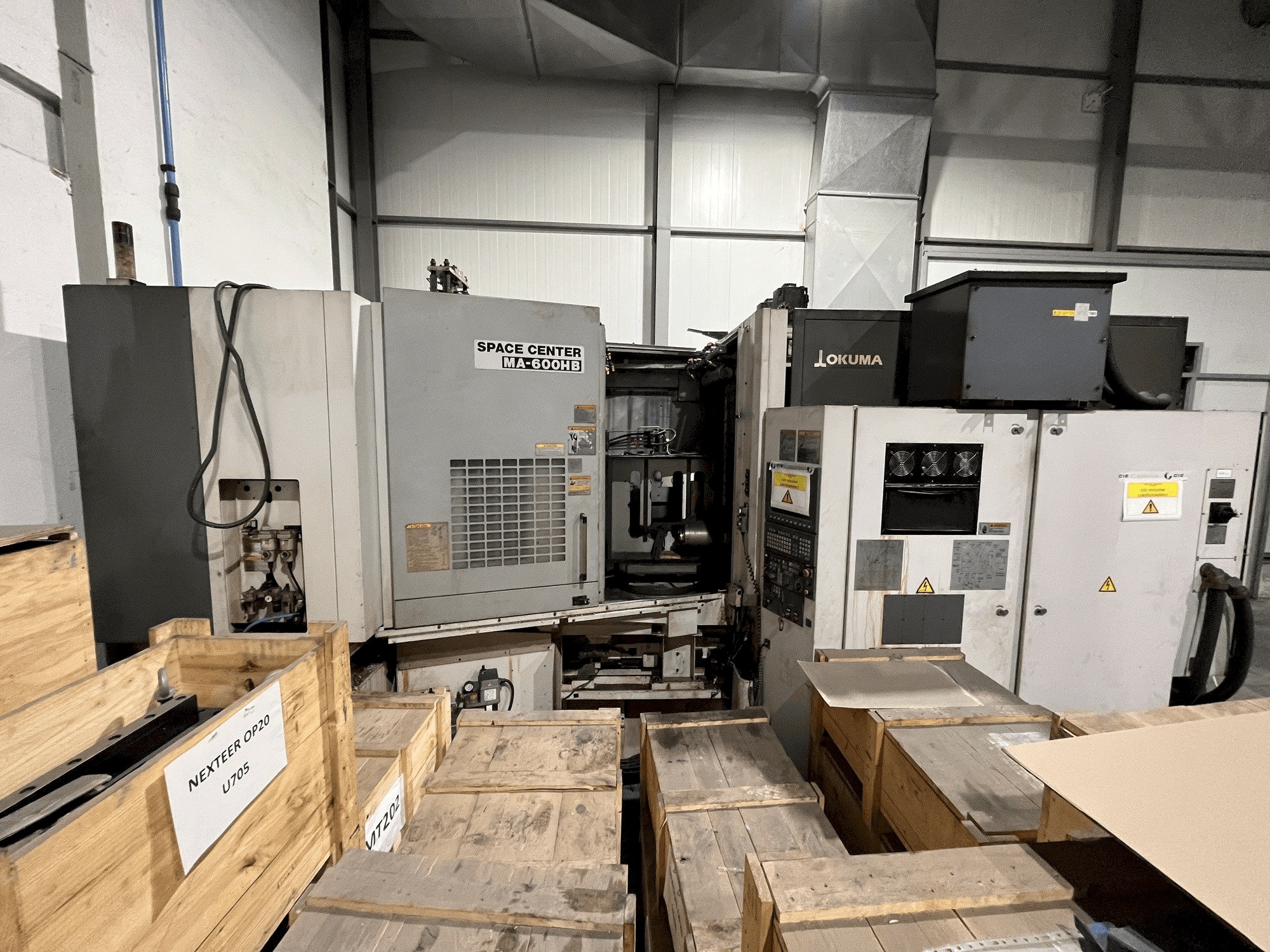 Čelní pohled na Okuma MA-600HB stroj