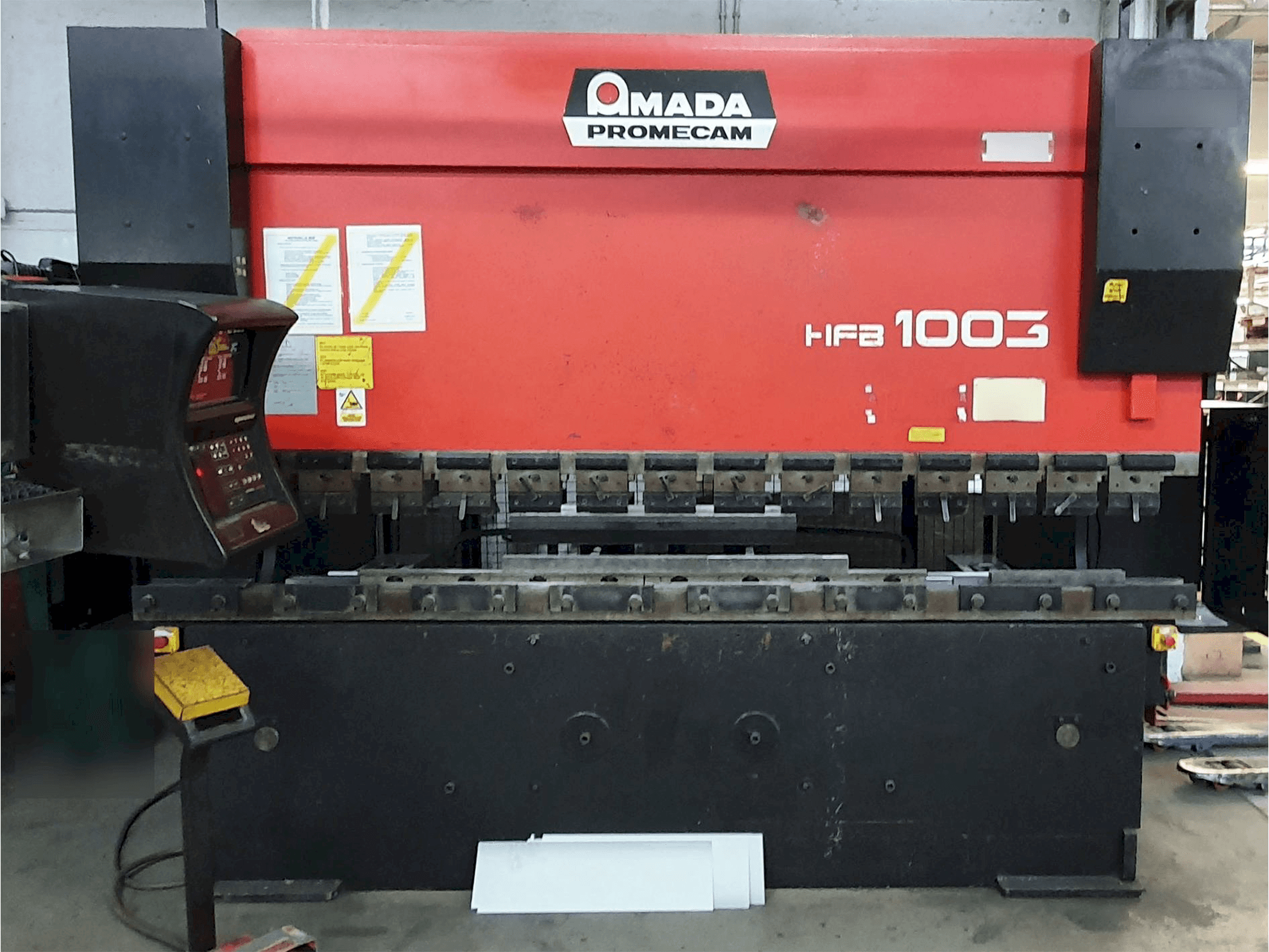 Čelní pohled na AMADA HFB 100.3 stroj