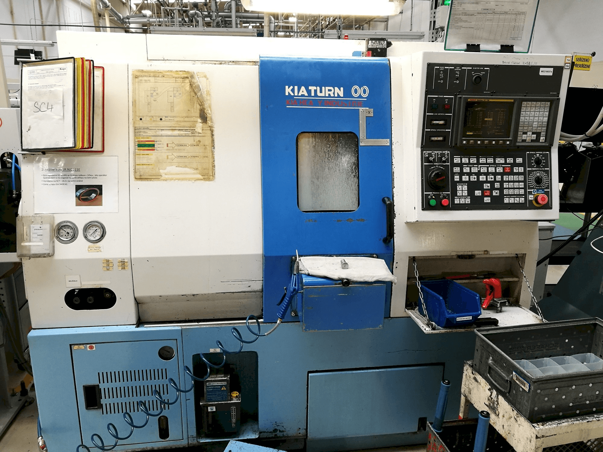 Čelní pohled na Kia Super Kia Turn 200 stroj