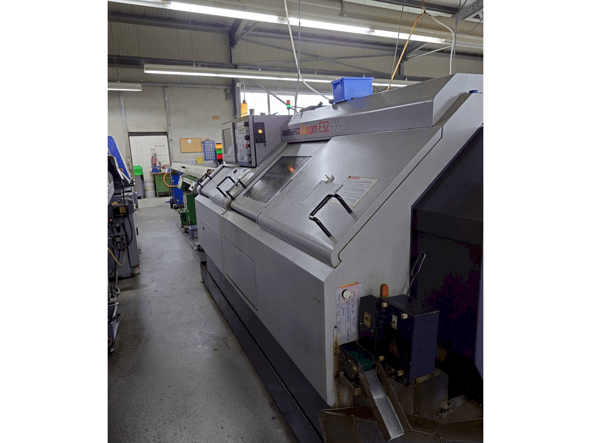 Pravý boční pohled na Citizen E32-Y-2 stroj