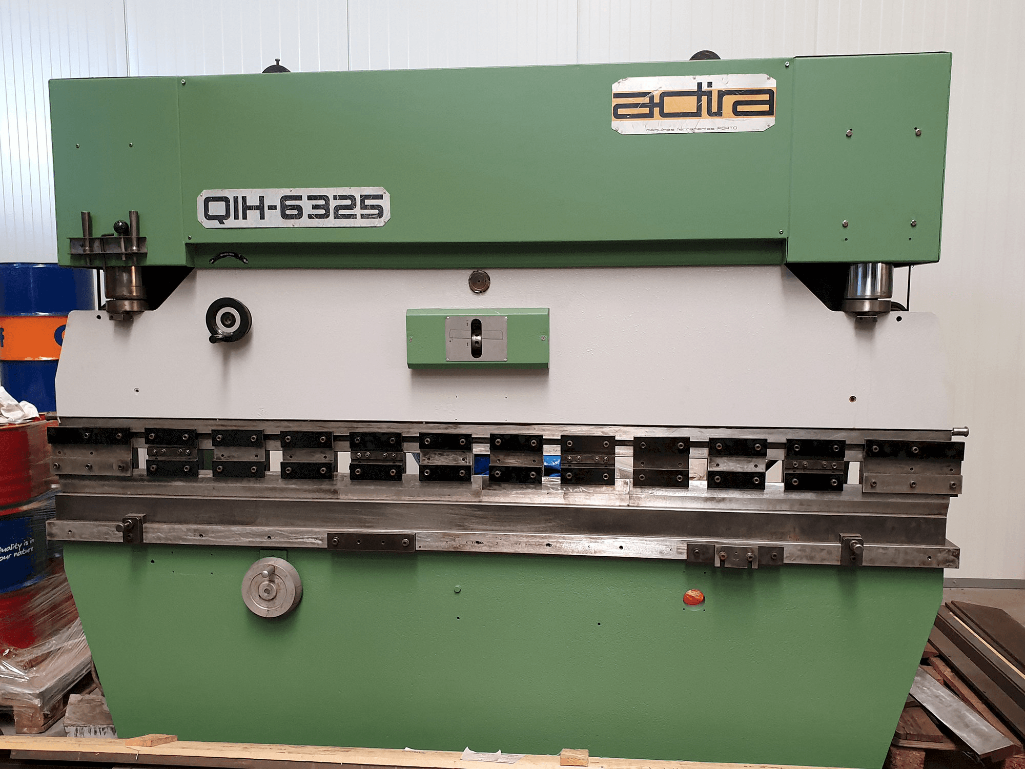 Čelní pohled na ADIRA QIH 6325 stroj