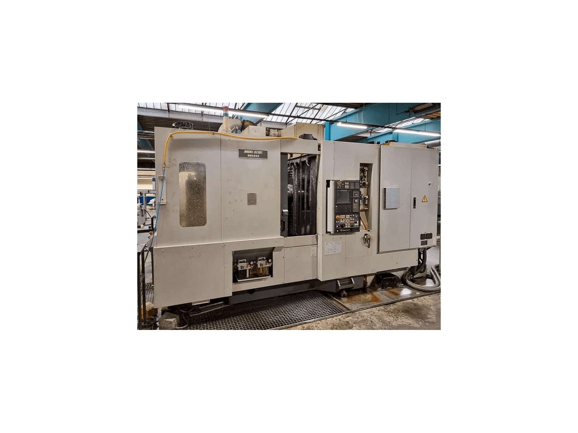 Čelní pohled na MORI SEIKI NH-5000 stroj