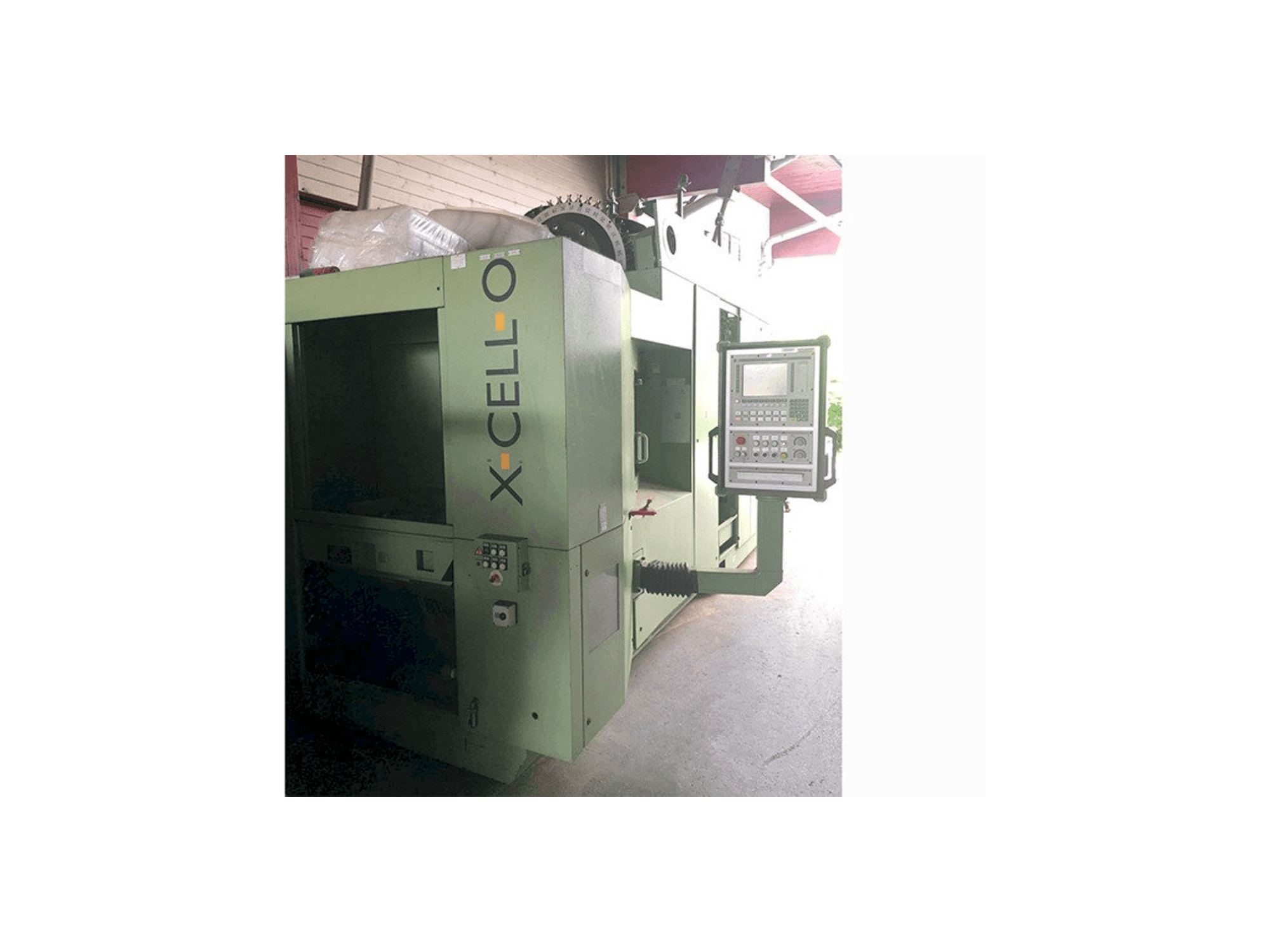 Čelní pohled na Ex-cell-o XHC 241 M/3 stroj