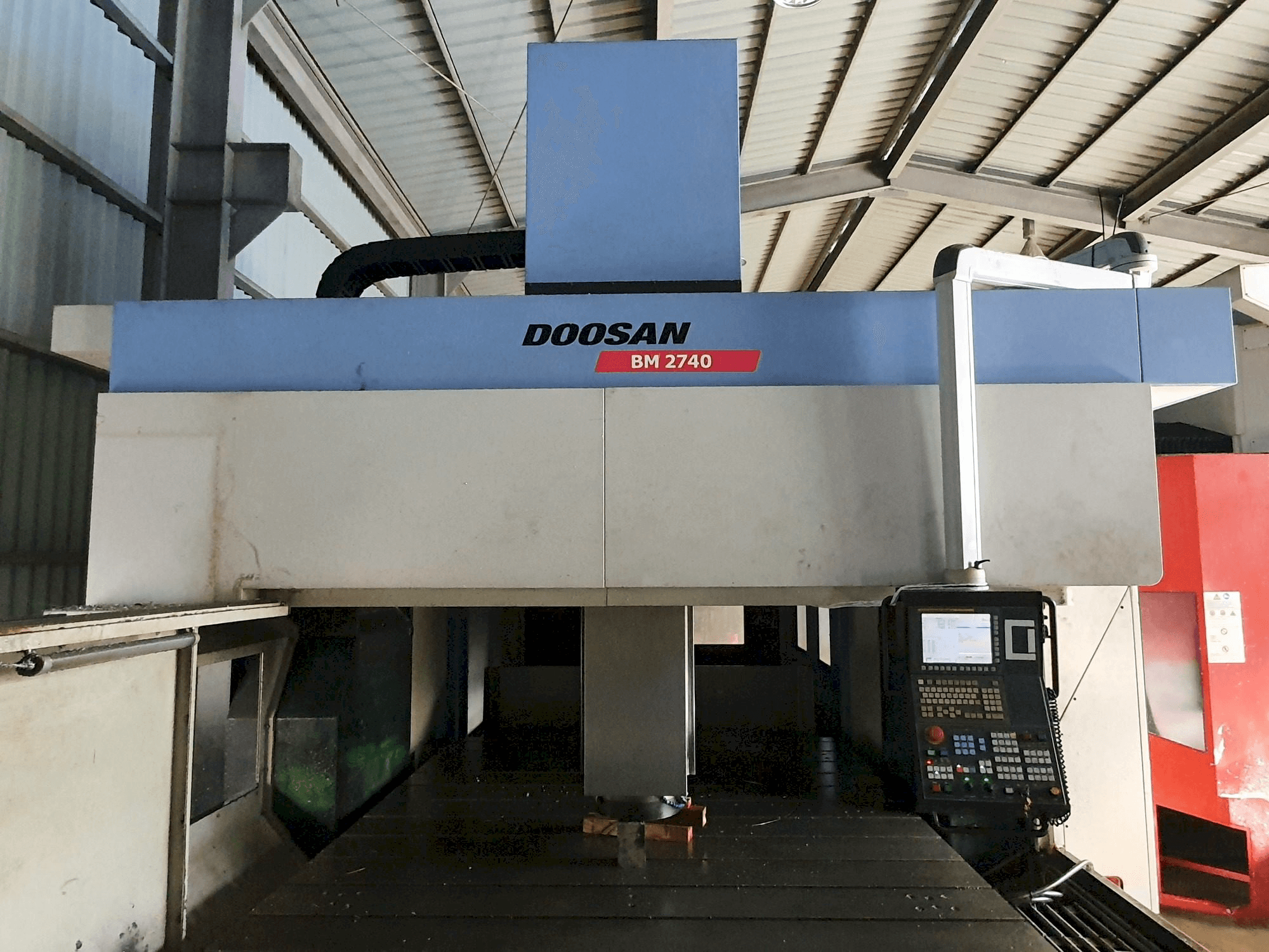 Čelní pohled na Doosan BM2740 stroj