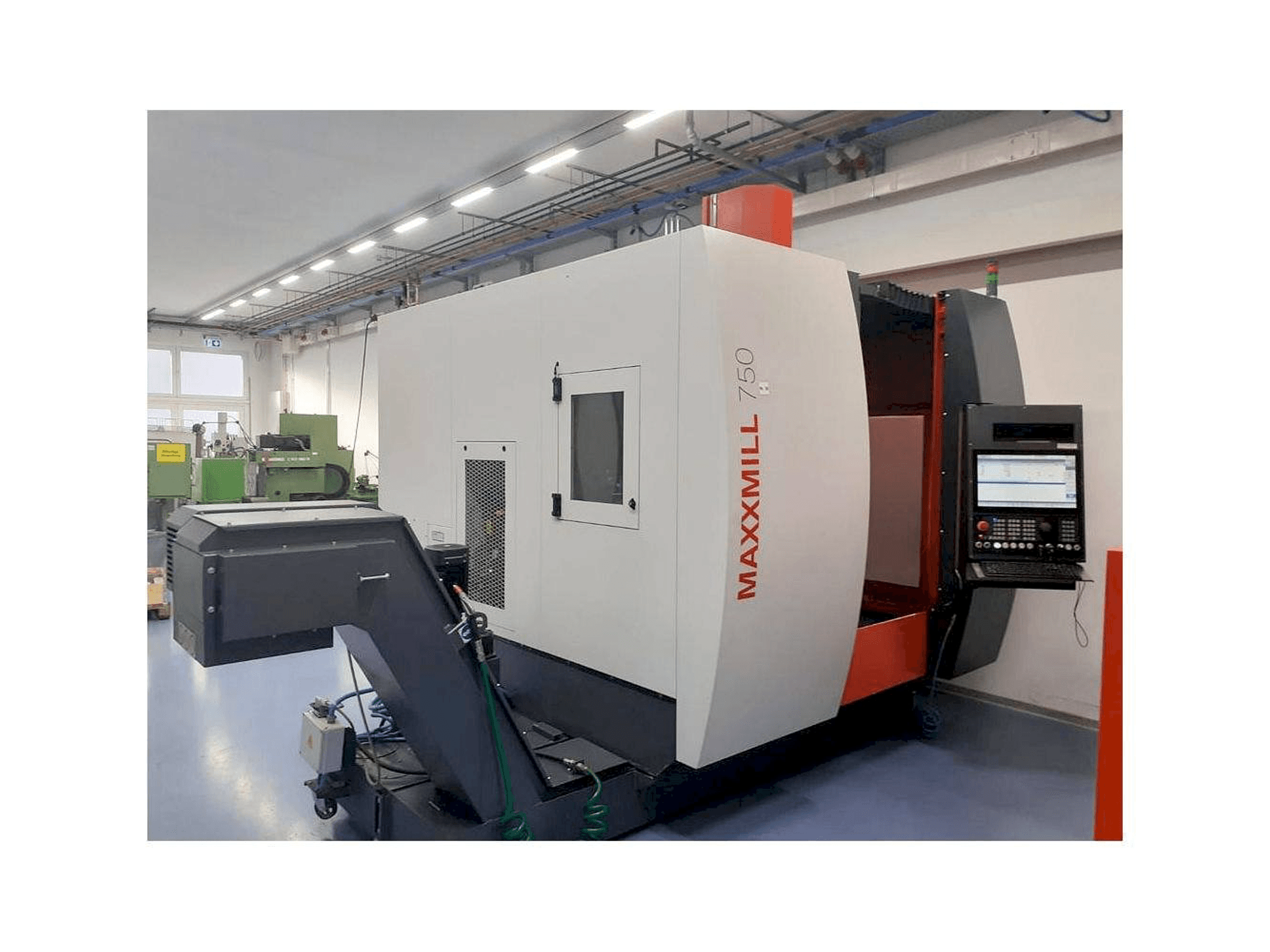 Čelní pohled na EMCO Maxxmill 750 stroj