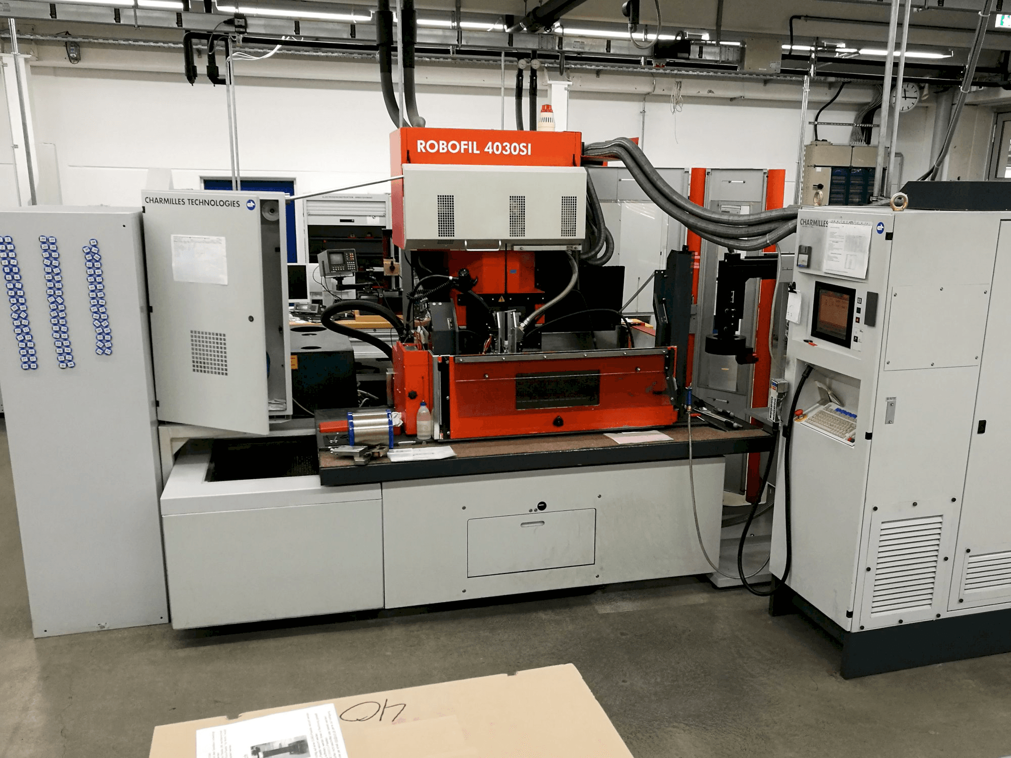 Čelní pohled na CHARMILLES ROBOFIL 4030SI stroj