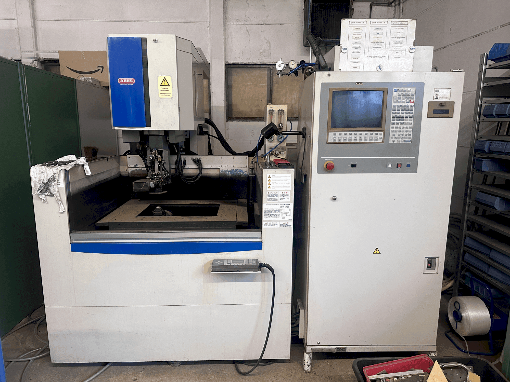 Čelní pohled na Mitsubishi FX20K stroj