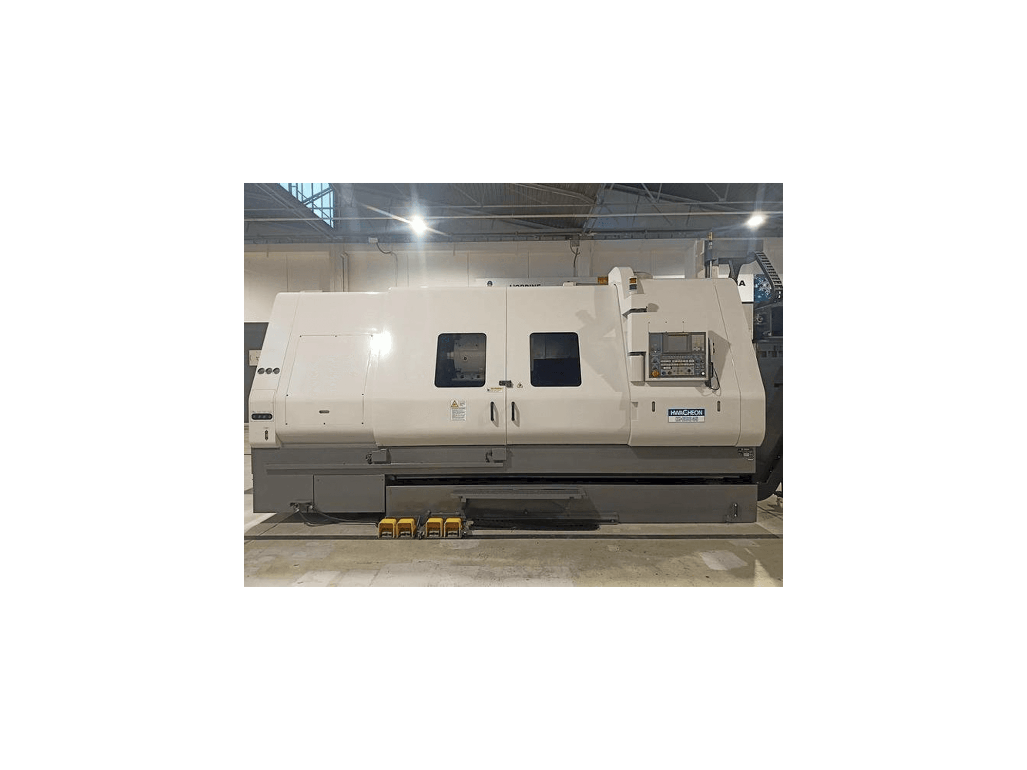 Čelní pohled na HWACHEON HI-ECO 45 stroj