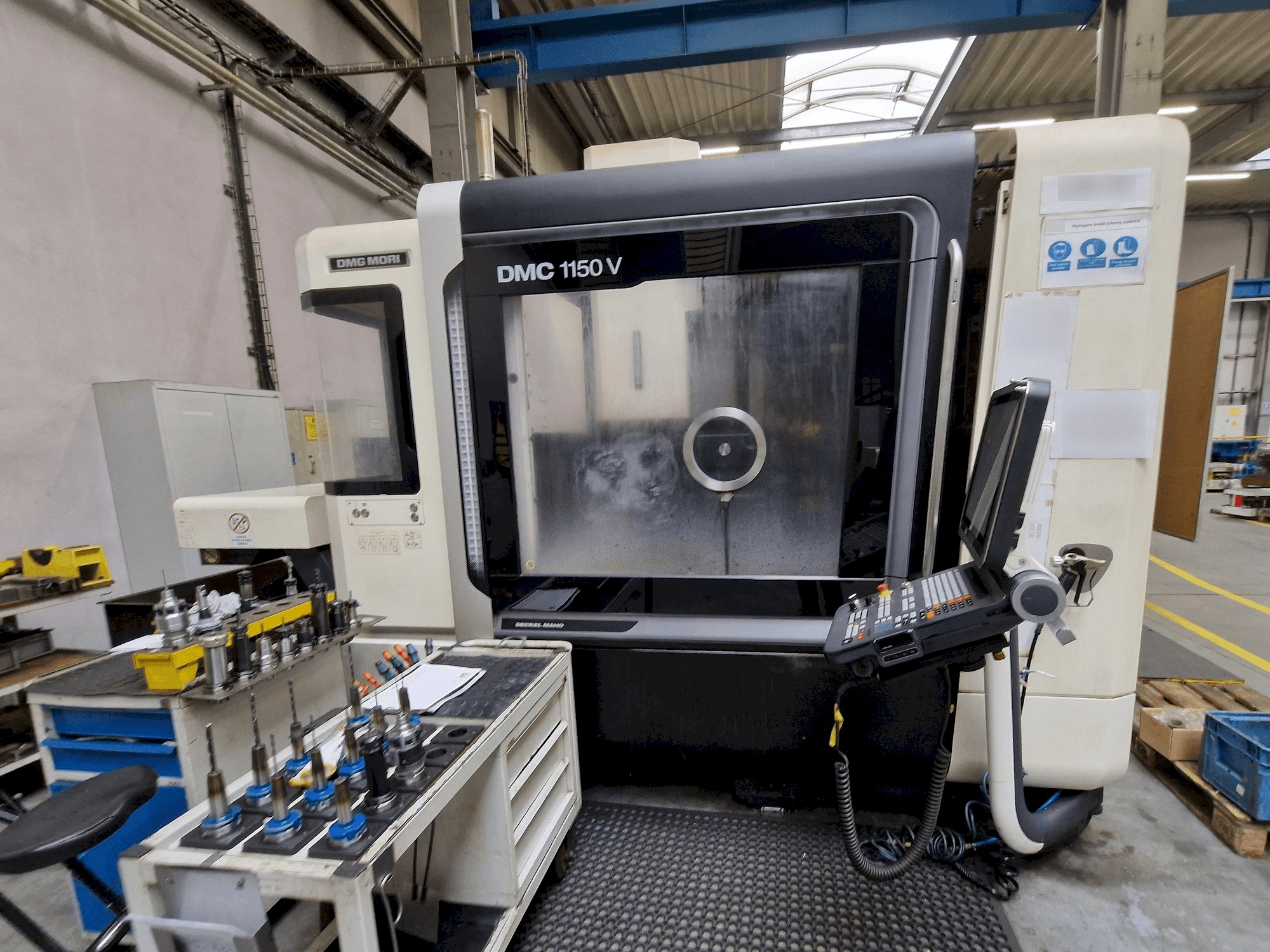 Čelní pohled na DMG MORI DMC 1150 V stroj