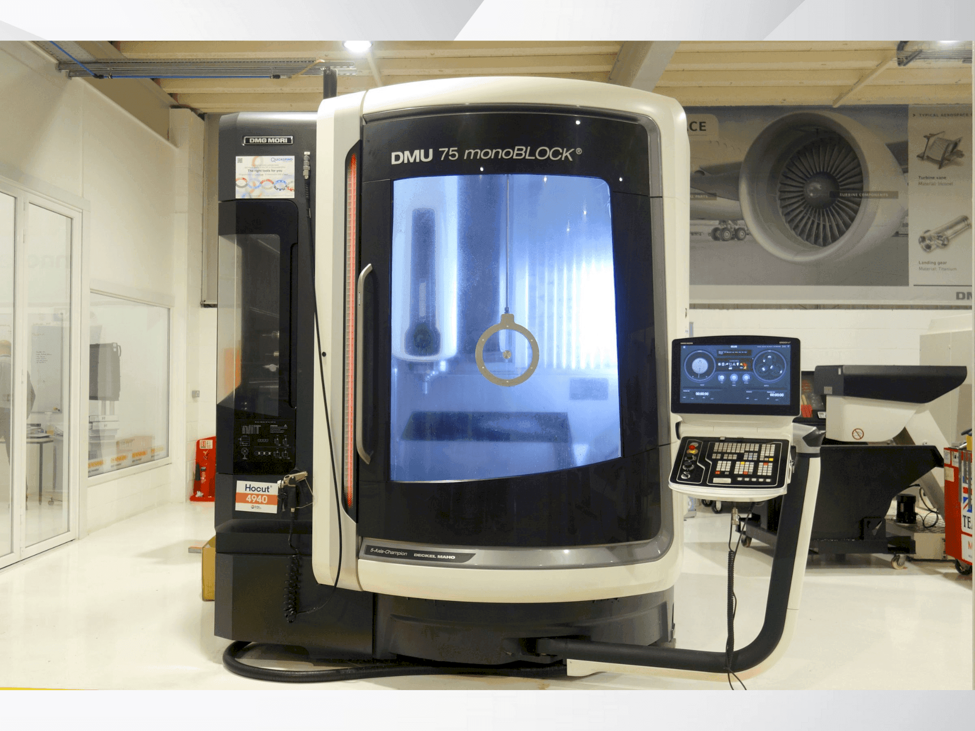 Čelní pohled na DMG MORI DMU 75 Monoblock stroj
