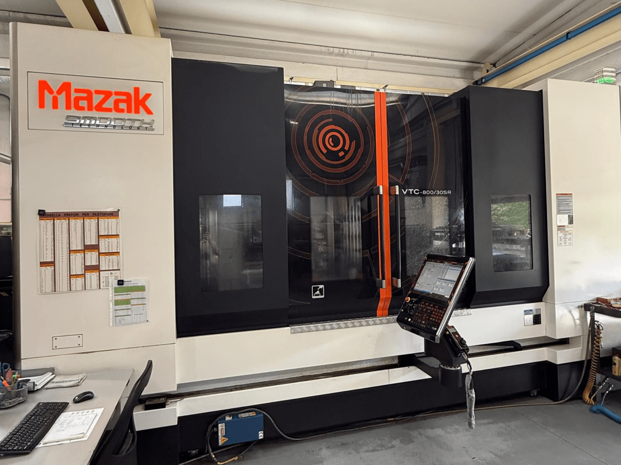 Vertikální obráběcí centrum Mazak VTC-800/30SR, pohled zepředu znázorňující ovládací panel, displej a pracovní prostor.