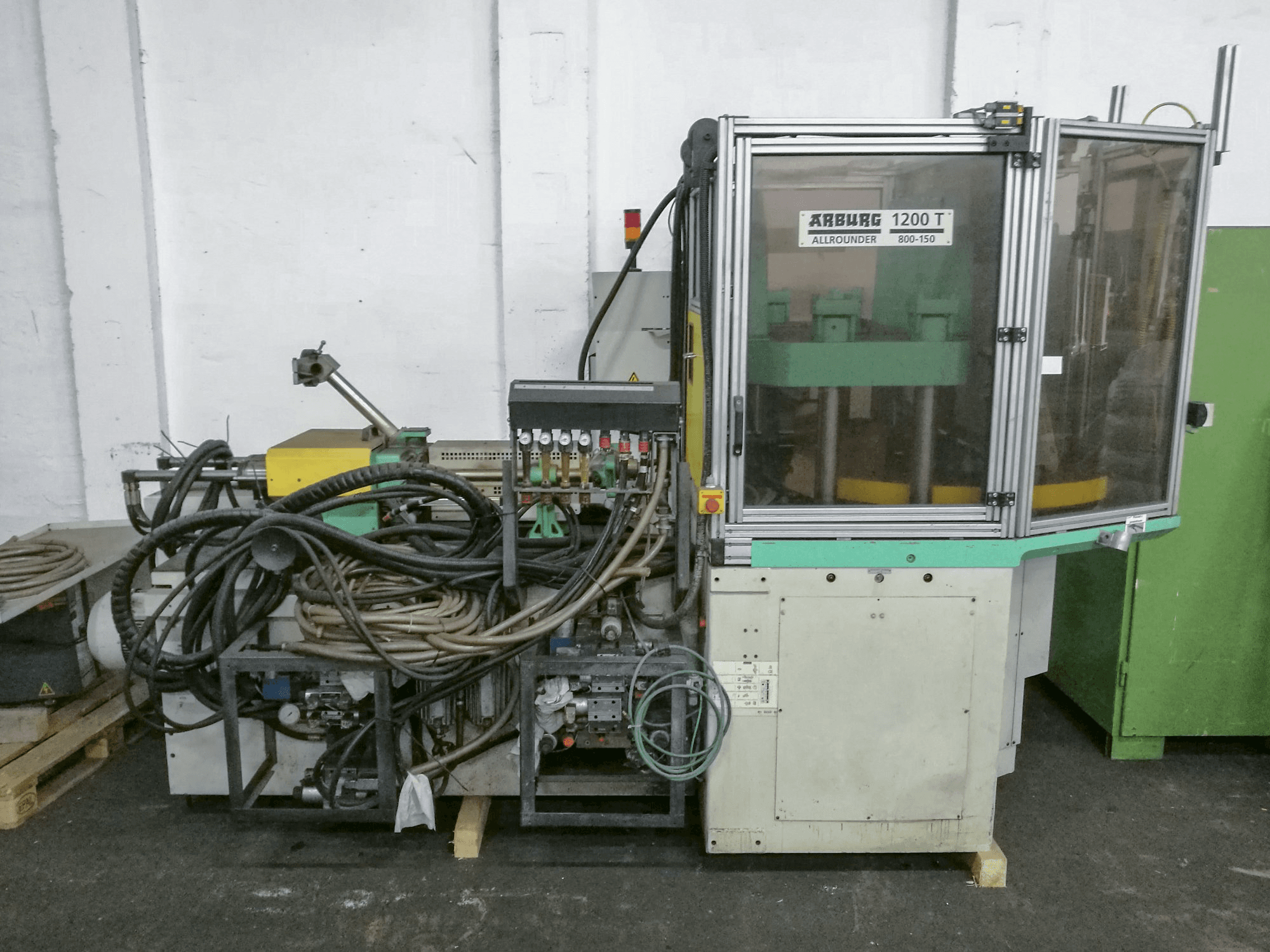 Čelní pohled na Arburg 1200TS 800-150 stroj