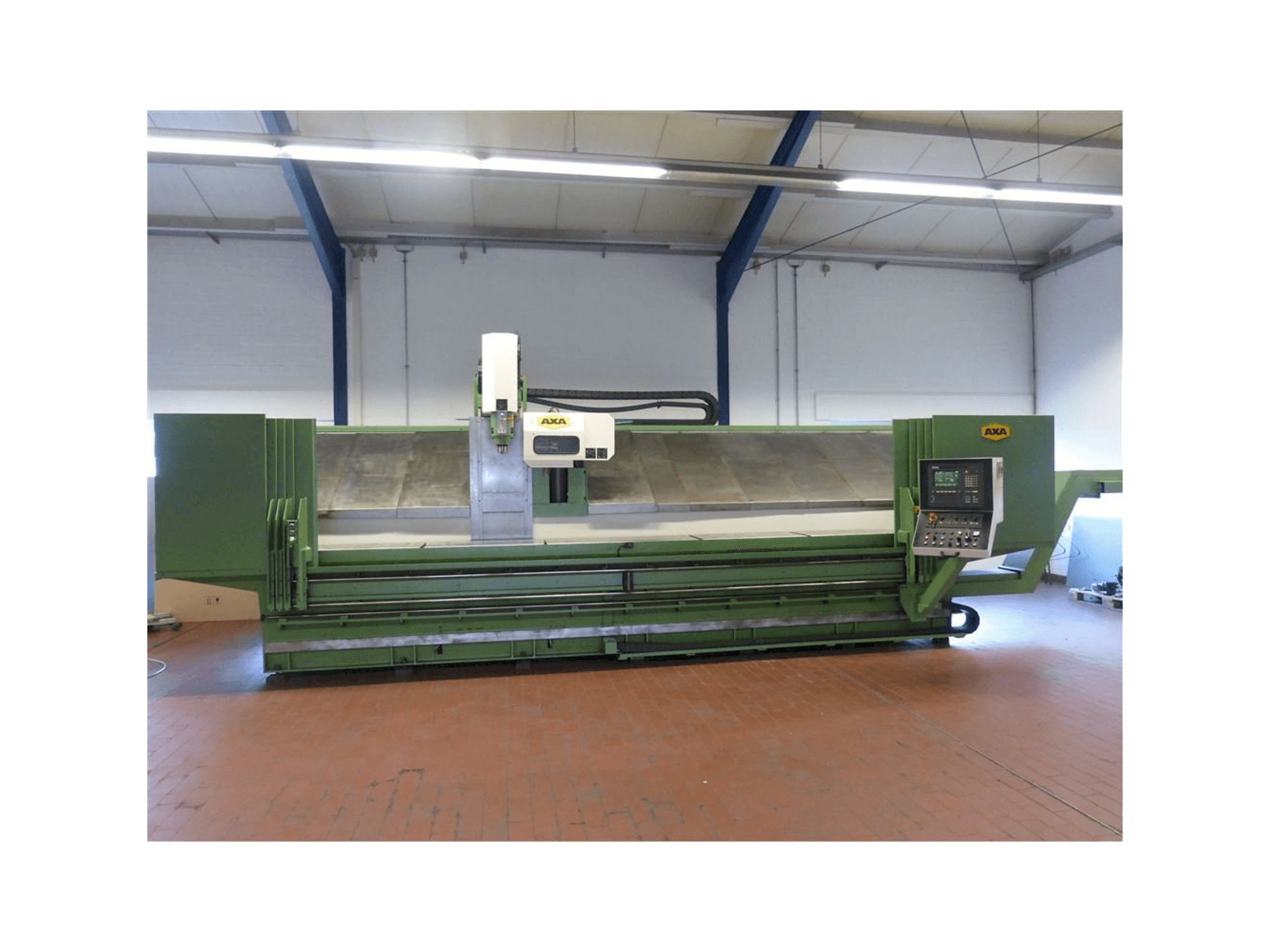 Čelní pohled na AXA VSC 1-5000M/E stroj