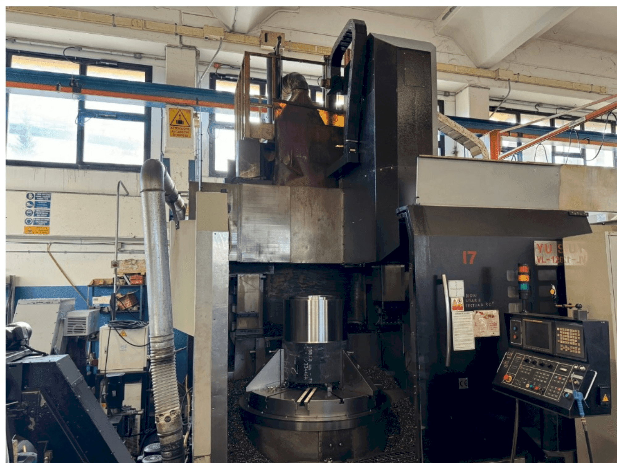 Čelní pohled na YU SHINE YS-VL-1200 ATC+C stroj