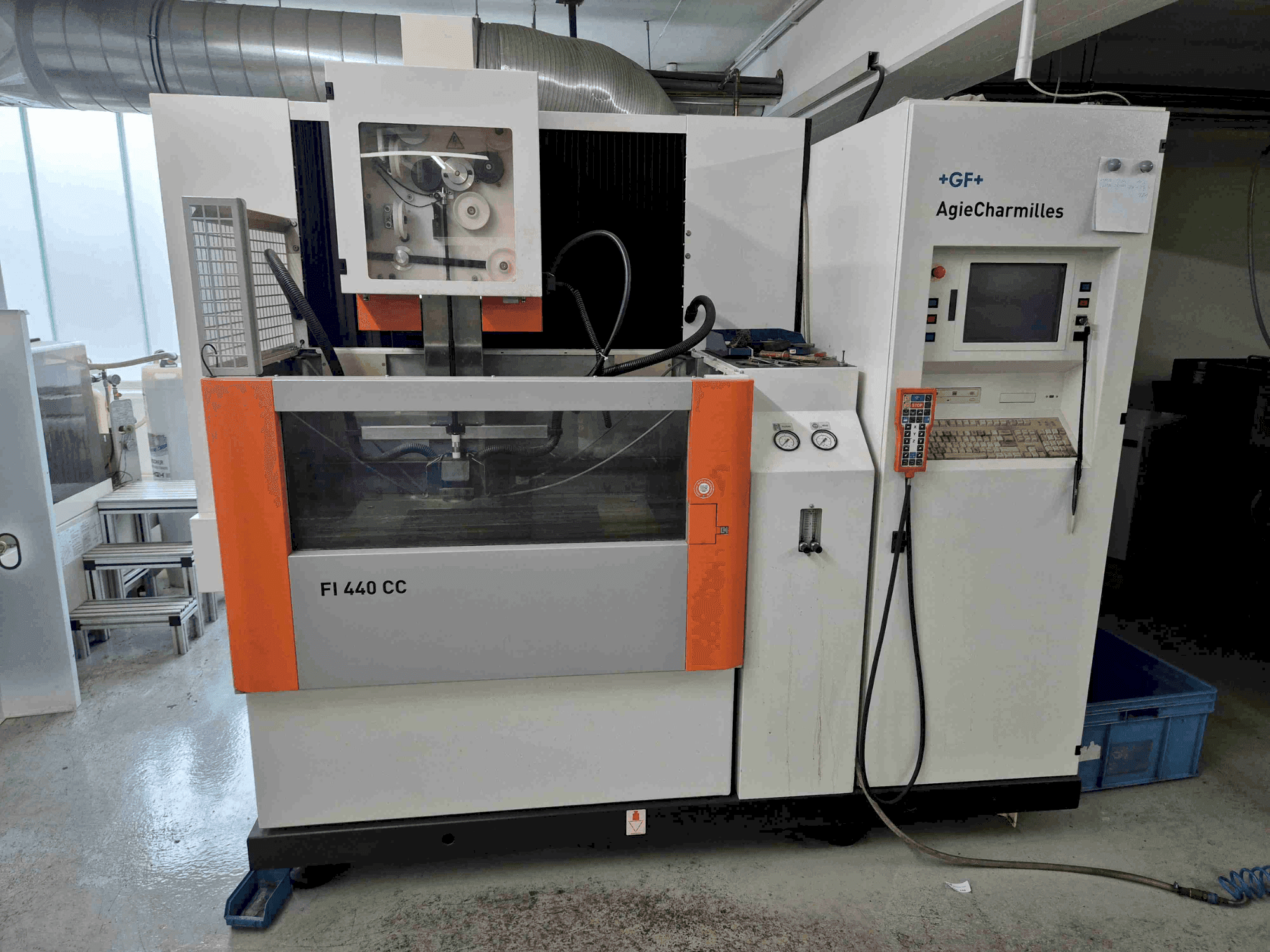 Čelní pohled na CHARMILLES FI 440 CC stroj