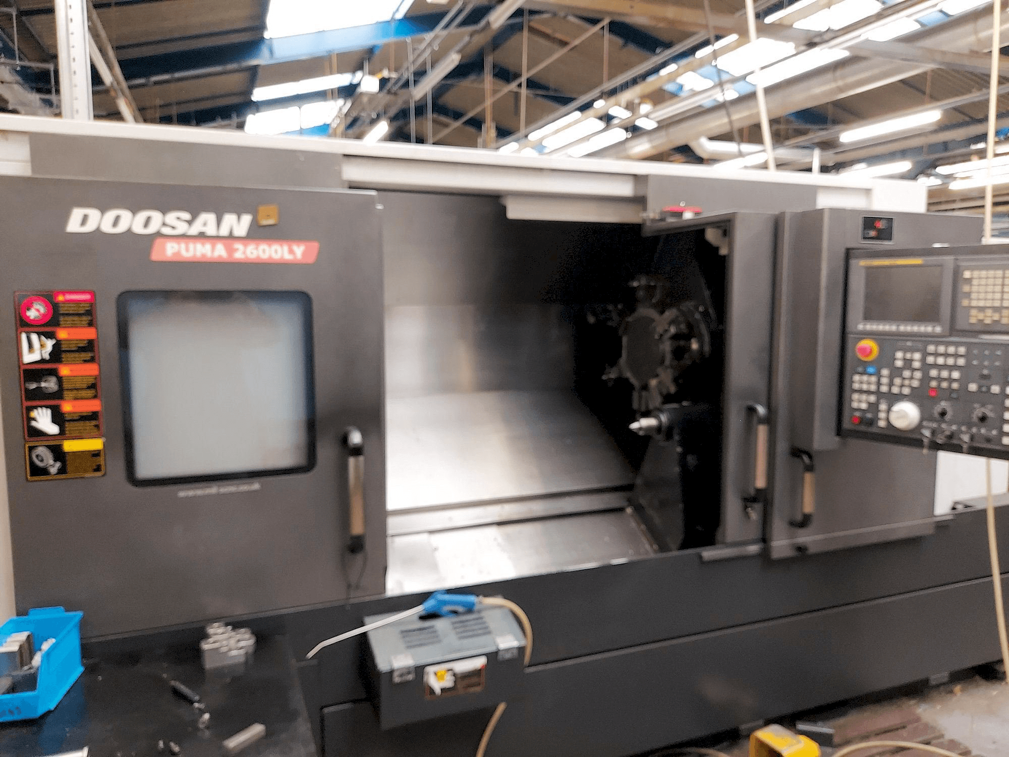 Čelní pohled na Doosan Puma 2600LY stroj